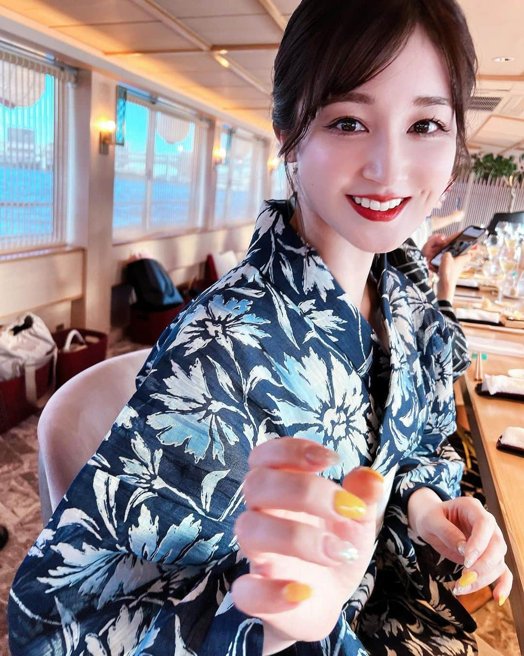 新希咲乃のインスタグラム：「2023初の浴衣🏮👘🎆🎇  しっかりとした浴衣を買ったのは 初めてでこんなにも仕上がりが 美しいのか！！と感動しちゃった…🥰  屋形船で大好きな友達のお誕生日祝いや お寿司食べて夕日や月を見たよ🍣🍵 潮風がいい香りで癒されたぁ🌙*ﾟ  浴衣姿のストーリーあげたらヘア知りたいと沢山DM貰ったので、美容院でやってもらった写真あげておくね🥹 本当にそのままの写真なんだけど！笑 浴衣着る時にはぜひ、参考にしてもらえたら嬉しいな🫶🏻 ポイントは大人っぽく今っぽくない和風なイメージを伝えてやってもらったよ💁🏻‍♀️  浴衣もヘアアクセも全身新宿伊勢丹で売ってるよ〜！！ 同じ物があるか分からないけど、 同じ柄の薄い色もありました！！！ 麻100だから軽くて薄くて締め付けられてる以外のストレスは無かった🥹お気に入り♡  カラコンは  #miium  #くらげ   #浴衣  #浴衣ヘアアレンジ  #浴衣メイク  #和風ヘアアレンジ  #浴衣ヘア   #新希咲乃  #浴衣女子  #2023浴衣  #2023夏  #屋形船  #寿司  #鮨尚充」