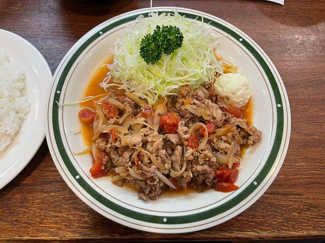 砂山圭大郎さんのインスタグラム写真 - (砂山圭大郎Instagram)「自分にとって夏の恒例行事。  かつれつ四谷だけだのビーフトマト。  勤務先が四谷にあった時代は店名も違って、通年メニューだったのですが。 今は期間限定メニューなので、私は夏に食べに来ます。  今日はライスにカレーをちょいがけしました。」8月4日 14時09分 - keitaro_sunayama