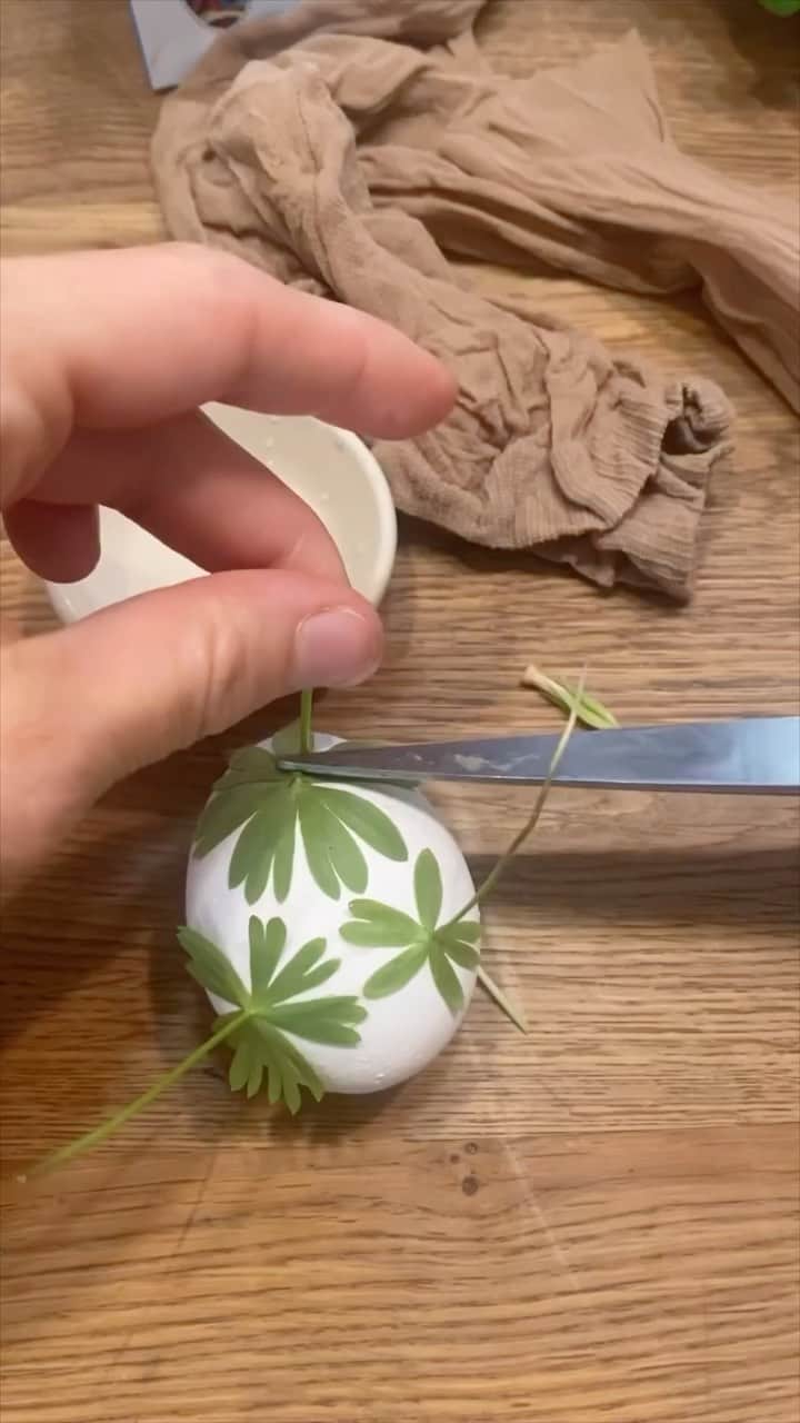 StreetArtGlobeのインスタグラム：「Egg decorating with @sewing.masin 🪺」