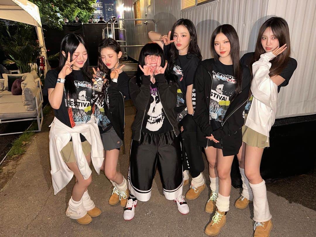 NewJeansさんのインスタグラム写真 - (NewJeansInstagram)「🌟  with @billieeilish & @finneas at Lollapalooza 2023  #NewJeans #뉴진스 #Lollapalooza #Lolla #Time_to_NewJeans #NewJeans_in_Chicago」8月4日 14時20分 - newjeans_official