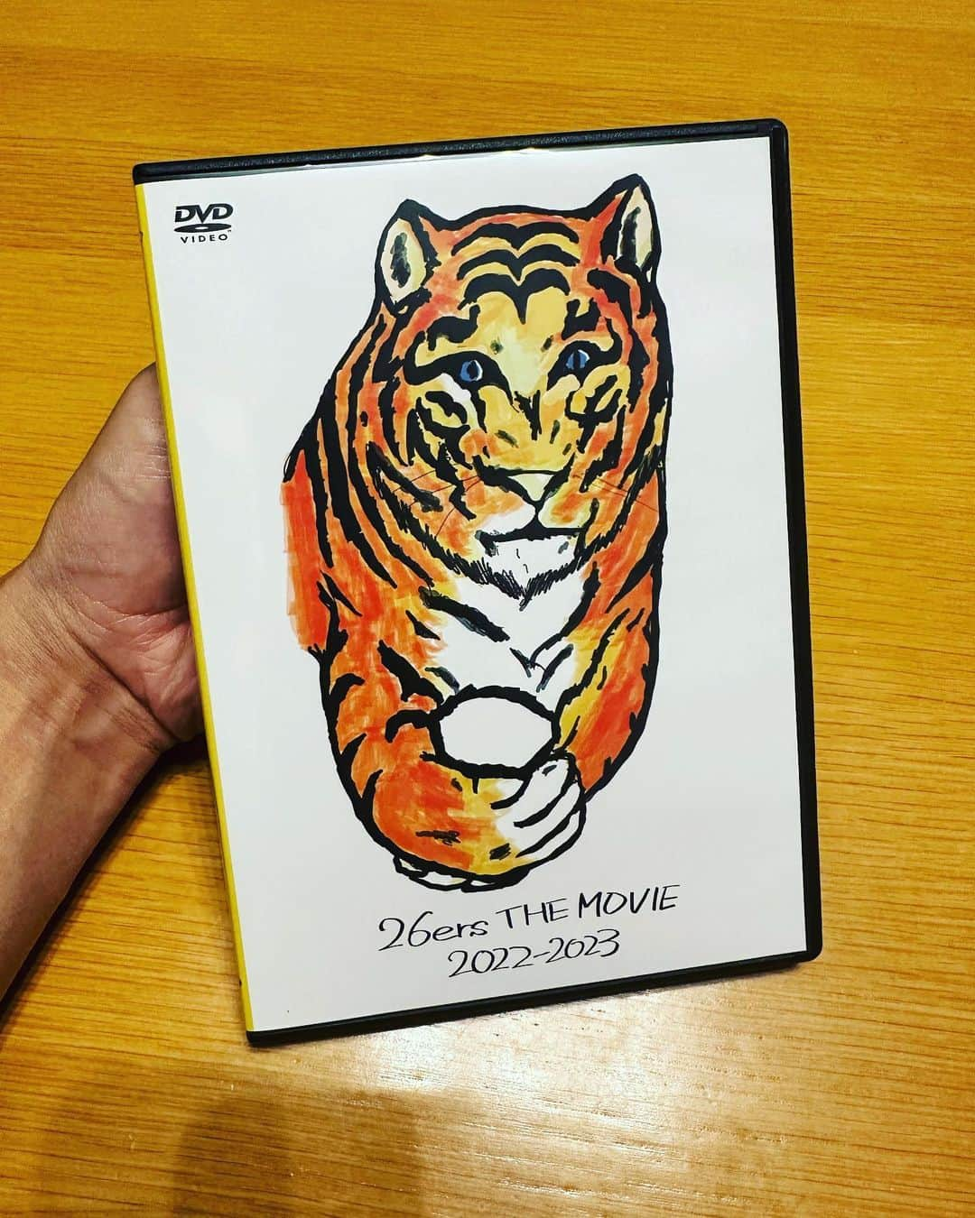 KOHSHIのインスタグラム：「ファンクラブアイテム 「26ers THE MOVIE」のDVDが我が家に届きました！ 今回はFLOWイントロどん！ やっても見ても楽しい企画でした オフショットはやっぱりGot’sが冴え渡りますね♬ まだ！って方は是非👀  #ジャケはIWASAKIさん」