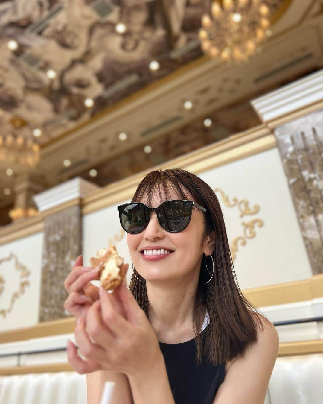 矢田亜希子のインスタグラム：「鼻にサングラスの跡👃🕶️ #サングラス#何個もあるのにこればかり#最軽量#シュークリーム#大好き」