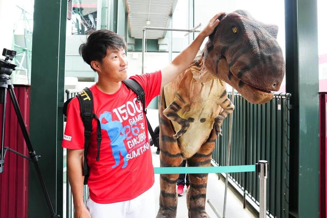 東北楽天ゴールデンイーグルスさんのインスタグラム写真 - (東北楽天ゴールデンイーグルスInstagram)「⚾️  「夏スタ！〜イーグルス真夏の大冒険〜」 まだまだ開催中☀️🦖  今日から3週連続で週末3連戦となっております🏟️🎇 ご家族とご友人と是非お越しください‼️😆  #鷲が掴む #rakuteneagles #夏スタ #松井裕樹 #内星龍 #小深田大翔  #酒居知史  #早川隆久 #渡邊佳明 #荘司康誠  #小郷裕哉  #伊藤裕季也」8月4日 14時23分 - rakuten_eagles