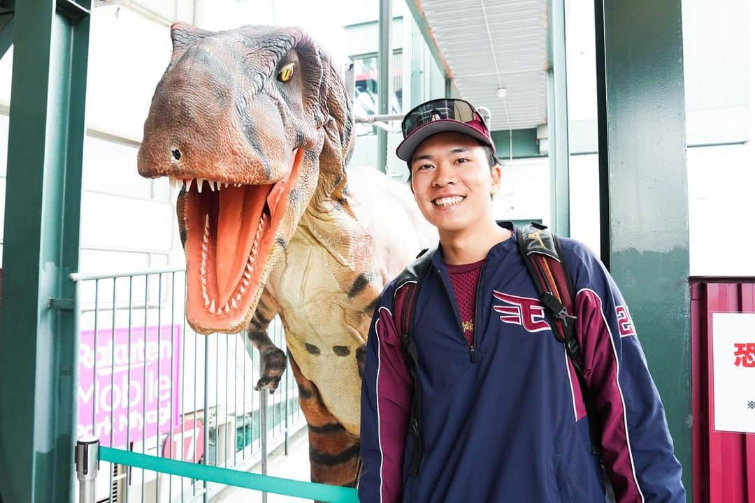 東北楽天ゴールデンイーグルスさんのインスタグラム写真 - (東北楽天ゴールデンイーグルスInstagram)「⚾️  「夏スタ！〜イーグルス真夏の大冒険〜」 まだまだ開催中☀️🦖  今日から3週連続で週末3連戦となっております🏟️🎇 ご家族とご友人と是非お越しください‼️😆  #鷲が掴む #rakuteneagles #夏スタ #松井裕樹 #内星龍 #小深田大翔  #酒居知史  #早川隆久 #渡邊佳明 #荘司康誠  #小郷裕哉  #伊藤裕季也」8月4日 14時23分 - rakuten_eagles