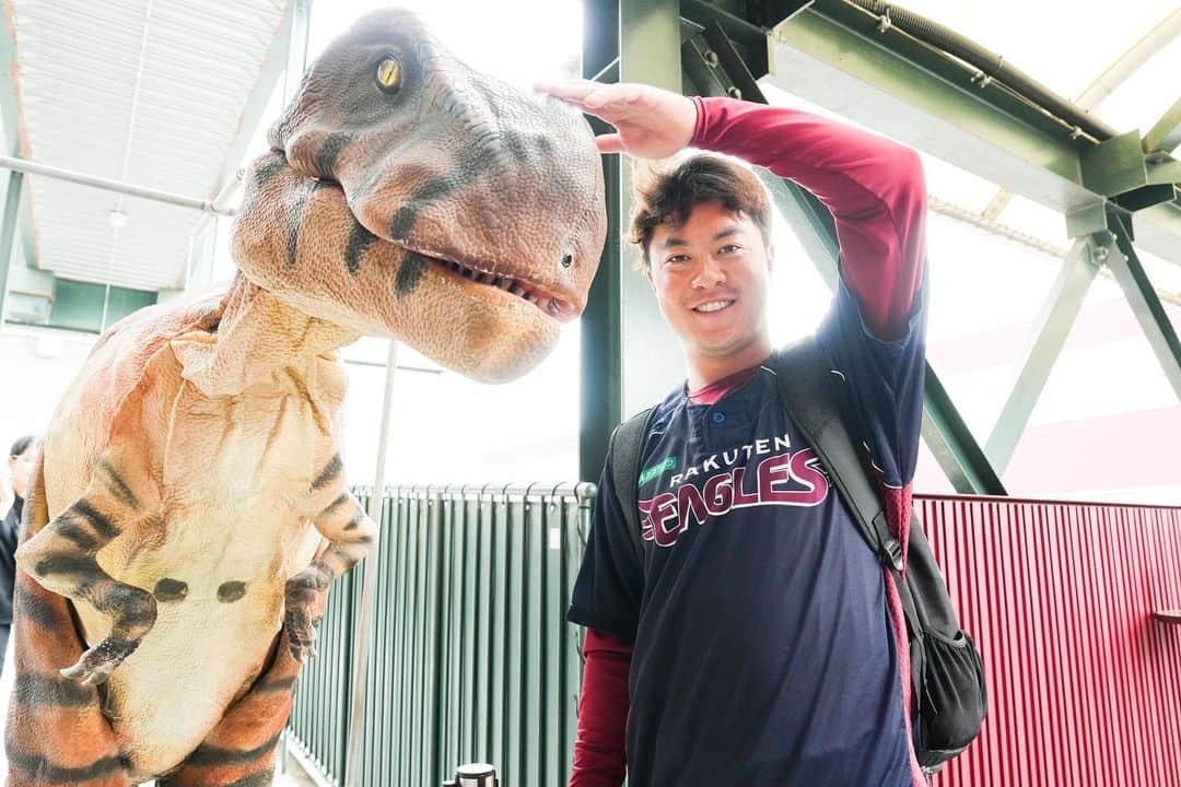 東北楽天ゴールデンイーグルスさんのインスタグラム写真 - (東北楽天ゴールデンイーグルスInstagram)「⚾️  「夏スタ！〜イーグルス真夏の大冒険〜」 まだまだ開催中☀️🦖  今日から3週連続で週末3連戦となっております🏟️🎇 ご家族とご友人と是非お越しください‼️😆  #鷲が掴む #rakuteneagles #夏スタ #松井裕樹 #内星龍 #小深田大翔  #酒居知史  #早川隆久 #渡邊佳明 #荘司康誠  #小郷裕哉  #伊藤裕季也」8月4日 14時23分 - rakuten_eagles