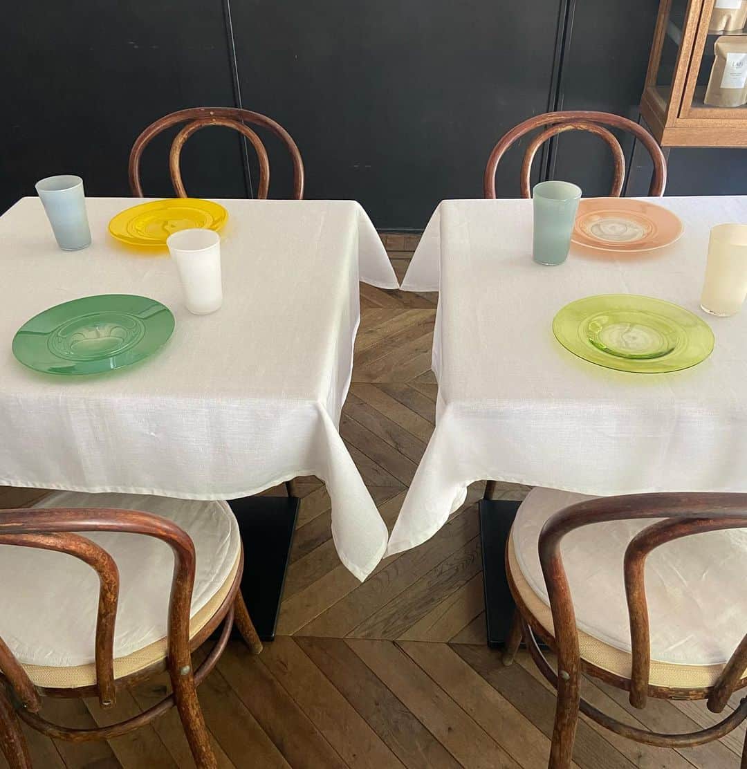 渡辺有子のインスタグラム：「ガラス作家 黒川登紀子さんと料理会。黒川さんのカラフルな器に夏の料理とデザートを。ガラスの色合わせも楽しく、それぞれの器によって同じ料理やデザートの雰囲気がかわるのがおもしろいです。  夏野菜とグレープフルーツのマリネサラダ  桃とぶどうのパブロヴァ  ハーブをつかったドリンクは「苗目」さんのハーブをつかって清々しく。 こんなに暑くてもハーブの花も香りも元気！飾っても味わってもの👌エディブルハーブ。心地よくてスーハースーハーしちゃいます。」