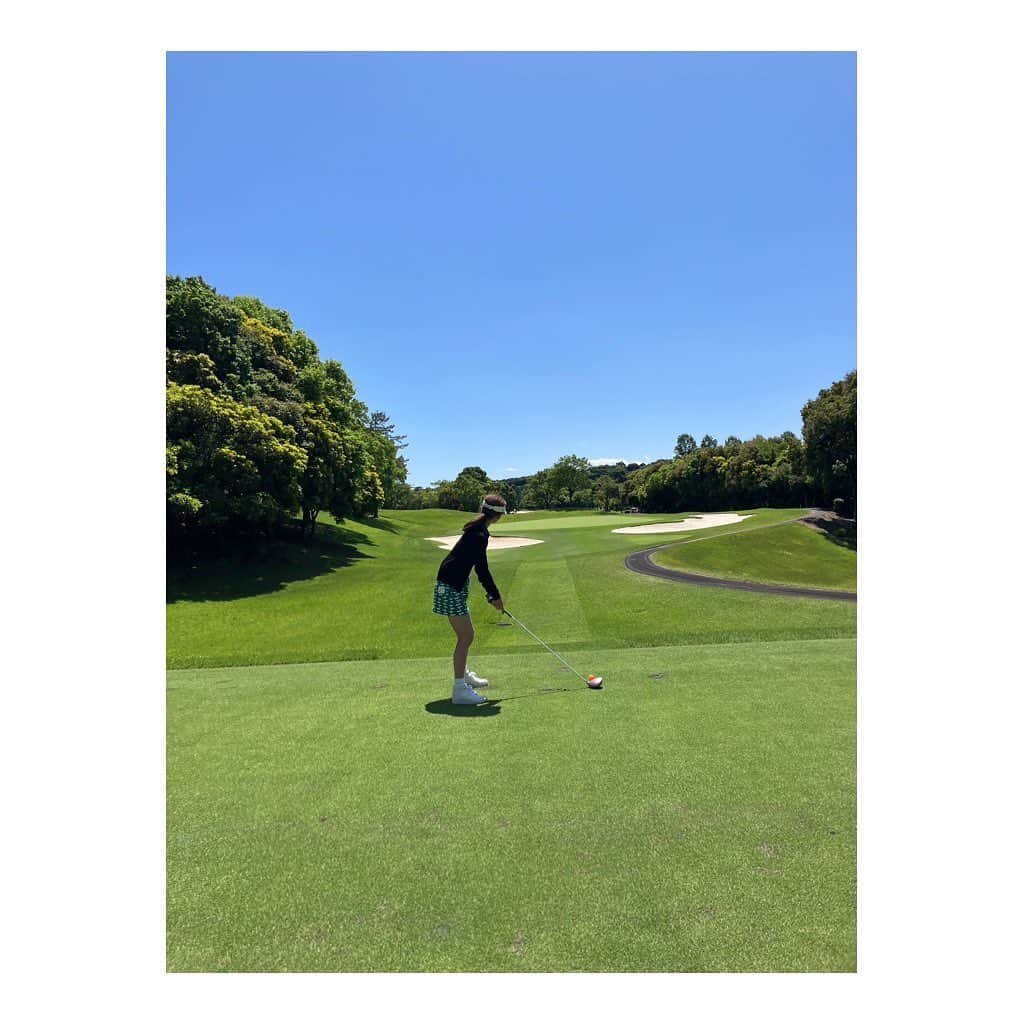 稲沢朋子のインスタグラム：「⛳️ いつだったかの〜ゴルフ⛳️ 身体を動かす事は気持ちが良い！ それに！みんなでワイワイプレーするのは更に楽しい！ 清々しい青空の下グリーンを歩きながら、あーでもないこーでもないと🌀〜試行錯誤し過ぎて力入り空振りしたり💧笑  今度こそしっかりレッスンを受けようと誓う！と、その前に格好からの私は、また道具を揃えたくなる〜🩷（上達しないのを道具のせいにはしてません😆）  動画ー願えば願うほど〜吸い込まれ〜る はい！池ポチャ⛳️悔しー😢次回は必ず越える💪そして〜  @chie_inui も引き寄せか！は〜いっポッちゃ〜ん🤣掛け声笑笑  いつも、行きと帰りで運転交代ドライブ〜🚙この日は昭和歌謡🎵を聴きながら〜この時代の話に大爆笑😂ま、色々ありますわ〜そんな大人女子  楽しいゴルフ⛳️でした 練習せにゃ息子にも負けてまうー💦 そう 子供の行動範囲が広がってきたらーの親離れの恐れから笑　子供と一緒にやれる事を持ちたい！とサーフィン・スノーボード・SUPなどなど一緒にやってきました💪　ゴルフ！息子も社会人になり関西で始めたし、義理息子もやるので〜娘とみんなでコース周る楽しみができた😍  仕事以外での早起き😆は、避けぎみの私笑笑〜けども遊びは別か😁  #ゴルフ　#⛳️ #ドライブ　#早起き　#早起きは三文の徳　#ファミリー　#未来　#リゾートゴルフ　#大人女子」