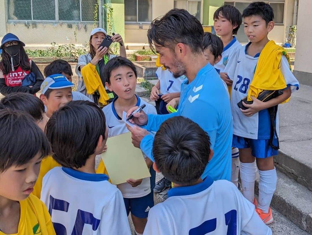 佐藤勇人さんのインスタグラム写真 - (佐藤勇人Instagram)「中山FC（4.5.6年生）の皆んなとサッカーをしてきました。  8:30-10:00の早い時間でしたがそれでも日本の夏は暑いですね… これからは子供達が、夕方から夜にサッカーができる環境を作っていく事が必要になってきますね。  暑かったけど、子供達との時間は最高でした⚽️ #市川の梨 もありがとうございます😁  #市川市 #中山FC #中山小学校 #ペアリー石井園  #佐藤勇人」8月4日 14時36分 - yuto7sato
