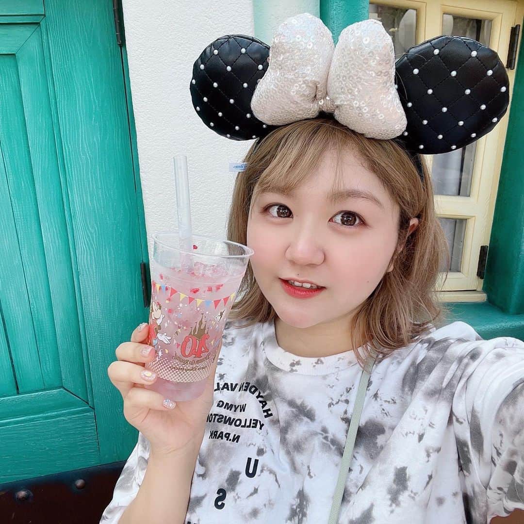 のインスタグラム：「Tokyo Disneyland 🏰🐭❤️ . 暑すぎたしラフなお洋服で行ったよ〜！ 上下PAGEBOY🤘🎶🎶 ランドはカラフルでどこも可愛かった🫢！ そしてビールも飲めるようになってて、びっくりした！笑 .  #selfie#ootd#데일리#좋아요#셀카#셀스타그램#셀피#disney#disneyland#tokyodisneyland#ディズニー#ディズニーランド#ディズニーコーデ#148cm#ぽっちゃりコーデ#pageboy」