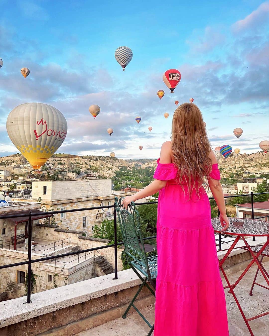 のインスタグラム：「📍カッパドキア🇹🇷  貧乏旅行やったけどせっかく気球の為に🇹🇷きたしね！と、１日だけ大奮発して💸豪華なホテルに宿泊✨ 予想してた以上に気球めっちゃキレイに見えたぁ🥹✨  このテラスでモーニング食べながらコーヒー☕️飲んでゆっくり気球鑑賞できたら最高やろぉなぁ🥹💕💕  しかし現実は…8枚目の動画🤣www 自撮り焦りすぎてポーズも出来てないし机の上もぐちゃぐちゃ😹  このホテル、谷側、街側、さらに！プール！！と映える場所が多すぎて走り回ってた🤣🏃‍♂️💦 途中で（見るに見かねたのか？w）優しいホテルの方が写真撮ってくれたのだ🥹✨✨✨ ホテルの方もそうやけど、トルコの人達みんな優しかったなぁ🥰（ぼったくられたタクシーのおっちゃんは除いてw😇）  #トルコ旅行 #一人旅 #カッパドキア #気球  #cappadocia #doorsofcappadocia」