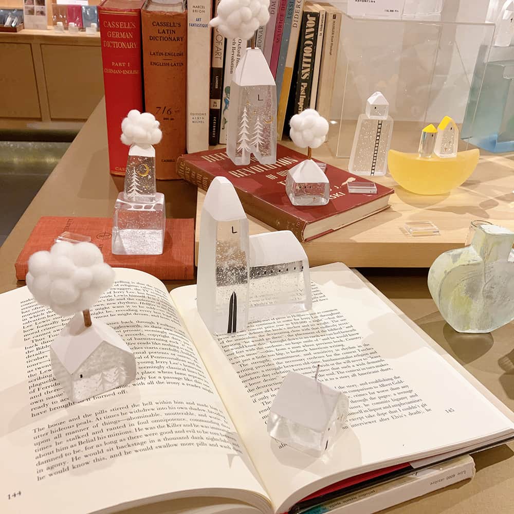 銀座 蔦屋書店さんのインスタグラム写真 - (銀座 蔦屋書店Instagram)「Mellow Glassフェア「硝子の街の本屋」  ガラス作家 Mellow Glassのフェア「硝子の街の本屋」を2023年8月1日（火）から8月31日（木）の期間に開催します。   長野の八ヶ岳のふもとのアトリエでガラス作品を制作するMellow Glass。昨年のクリスマスに続き、銀座 蔦屋書店では２回目となるフェアを8月1日（火）より開催します。  日々の暮らしの中で起きた小さな出来事や見上げた空の色、心の景色などからインスピレーションを受け制作した作品は、冷たくて涼しいイメージのガラスを素材にしつつもどこか温もりを感じ、国内外を問わず人気を集めています。光を通すことで朝と夜では雰囲気が変わり、日々の暮らしを照らしてくれるようでもあります。  今回は、“森の奥にある硝子の街の本屋”をイメージして制作された家や木、湖などをモチーフにした作品を店頭に並べ、洋書と一緒にディスプレイすることで硝子の街の本屋の世界観を表現します。星や月の金彩が描かれたガラスの家は、夏らしい白が基調となっています。森から見上げた夏の夜空を表現した「七つ星の輝く森」と名付けられた新作や、三日月の形をかたどった作品も入荷します。  暮らしの中にそっと寄り添ってくれるガラス作品の数々を是非お楽しみ下さい。  [ブランド紹介] Mellow Glass 野の八ヶ岳にアトリエを持つ硝子造形作家。 森のなかでみつけた小さなできごとや見上げた空の色、心の景色などを作品にしている。   [販売について] ＜通常販売分について＞ 銀座 蔦屋書店店頭にて、二回に分けて販売します。日程により販売する作品のラインナップが異なります。 一回目：8月1日（火）10:30～ 二回目：8月12日（土）10:30～   ※注意事項 ・いずれの日程も先着、無くなり次第終了となります。 ・フェア期間中お一人様一点までの販売制限があります。ご了承ください。 ・それぞれの日程で販売する作品については、店頭にてご確認ください。 ・二回目の日程での販売分も8月1日（火）より展示しますが、ご購入いただけるのは8月12日（土）からとなります。 ・オンラインでのお取り扱いはありません。   ＜抽選販売分について＞ 一部の作品は、店頭での抽選販売となります。 エントリー期間中、銀座 蔦屋書店の文具雑貨売場にてエントリーを受付します。 エントリー期間｜8月1日（火）～8月20日（日） 当選結果連絡｜8月23日（水）までにご当選者の方へのみご連絡いたします。   ※注意事項 ・お一人様一回限りのエントリーとなります。 ・お電話でのエントリーは受けかねますのでご了承ください。 ・ご当選された場合、8月中の再来店、または配送にて引き取りをお願いします。配送の場合、代引き配送になりますので、作品代に加えて代引き手数料（330円）をご負担いただきます。またその際、お支払いは現金のみとなりますので、ご了承ください。   銀座 蔦屋書店TOPに戻る 会期	2023年8月1日（火）～8月31日（木）※終了⽇は変更になる場合があります。 時間	当店Webサイトをご確認ください。 会場	銀座 蔦屋書店　文具売り場 主催	銀座 蔦屋書店 お問い合わせ	03-3575-7755(営業時間内) / info.ginza@ccc.co.jp  ▶詳細はこちら https://store.tsite.jp/ginza/event/stationery/34996-1215440724.html  mellowglas @ginza_tsutayabooks_stationery #ガラス #mellowglass #工芸 #ガラス細工 #glass  #ガラスオブジェ #ガラス工芸 #gsix #ginzasix #銀座 #蔦屋書店 #ginza #銀座蔦屋書店 #ginzatsutayabooks #tsutayabooks」8月4日 14時42分 - ginza_tsutayabooks