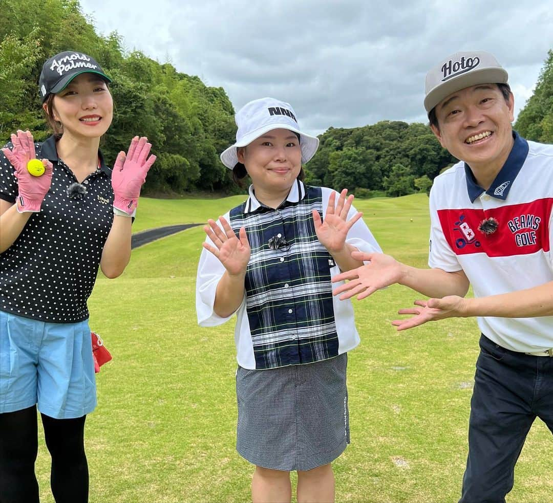 ホトゴルフ（蛍原徹）さんのインスタグラム写真 - (ホトゴルフ（蛍原徹）Instagram)「先日こんな楽しそうなメンバーで撮影させて頂きました。  ニッチェ近藤さんと、CRAZY COCOさんです。プロの方以外でホトゴルフ初の女性ゲストです。いつもとは違う雰囲気の撮影となりました。今月末に公開させて頂きます。お楽しみに！  @nicche_kondo_golf  @crazycoco0906   #ホトゴルフ #芸人は写真を撮ると必ずこんな感じになる」8月4日 14時45分 - hotogolf