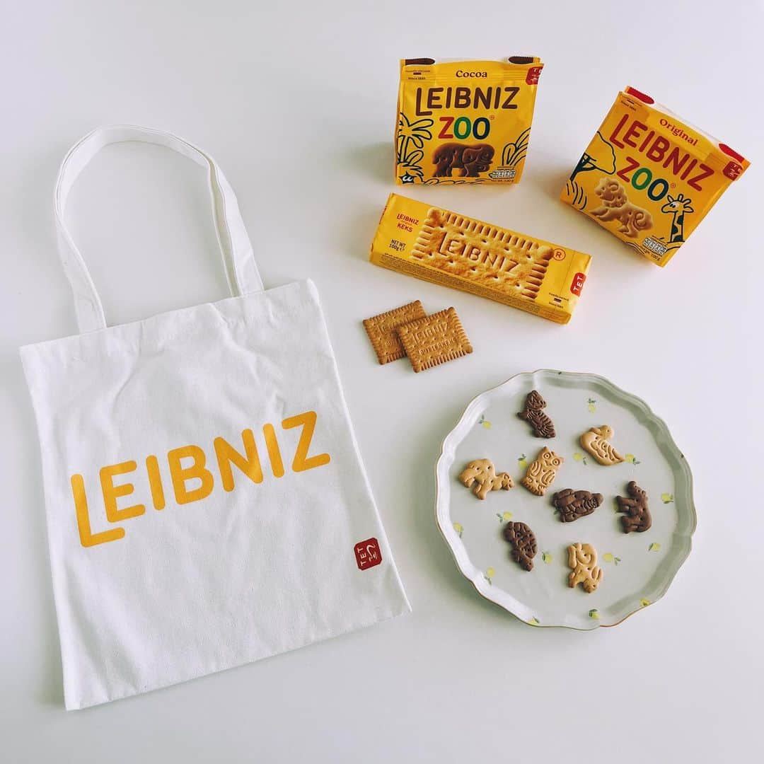 omomuroniのインスタグラム：「🐫🐑🐇🪿🦏🦍🦧🦒🐅   ちょっと前にいただいた、バールセン社🇩🇪 LEIBNIZ(ライプニッツ)のビスケットたち。  バールセンのビスケットって 形もパケもかわいいんだよねー 王道のビスケットの形がもう…🙈💯  ノベルティのトートもかわいくて早速使ってる 🍪  ノルマンディバタークッキーで流行ったみたいに、 アイスとかクリームとかサンドして食べようかな。 ZOOのほうもいろんな動物のが入っててたのしい。  輸入系の大きめなスーパーとかにあるよ。たぶん。  #Bahlsen #バールセン #ビスケット #キタノ商事  #LEIBNIZ #ライプニッツ #ライプニッツケックス  #バタービスケット #バタービスケットサンド 🧈 #パケ買い道場 #パケ買いお菓子 #PRとかじゃないです #気に入ったから投稿」