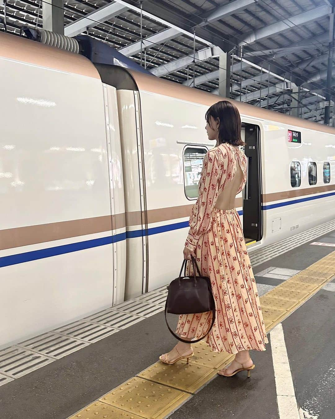 大塚良子のインスタグラム：「新潟から上毛高原へ向かいます  #今日は最強開運日 らしいので明るめの装いに☀️  3枚目のピンクのストール @yammatonoi  極細の糸で編んだ大判、薄手のカシミヤ 移動や夏の冷房対策に重宝してます  Dress.. @antikbatik_paris  Shoes, Bag.. @therow @maisontherow   Heading to Jomo Kogen from Niigata with an Auspicious Attire on the Strongest Lucky Day☀️  On this supposed strongest lucky day,  I've chosen to wear bright and cheerful clothing. also brought my pink scarf from @yammatonoi ,  a wide and lightweight cashmere piece knitted with ultra-fine threads. It's perfect for traveling or combating summer air conditioning.  This scarf is truly versatile and handy to have around!  #travelphotography #traveltheworld #japantrip  #japan #summer #trip #japantrip  #travelstyle #style   #fashion #summerdress #therow   #日本の夏#日本の旅#旅行 #旅行コーデ  #夏の思い出」