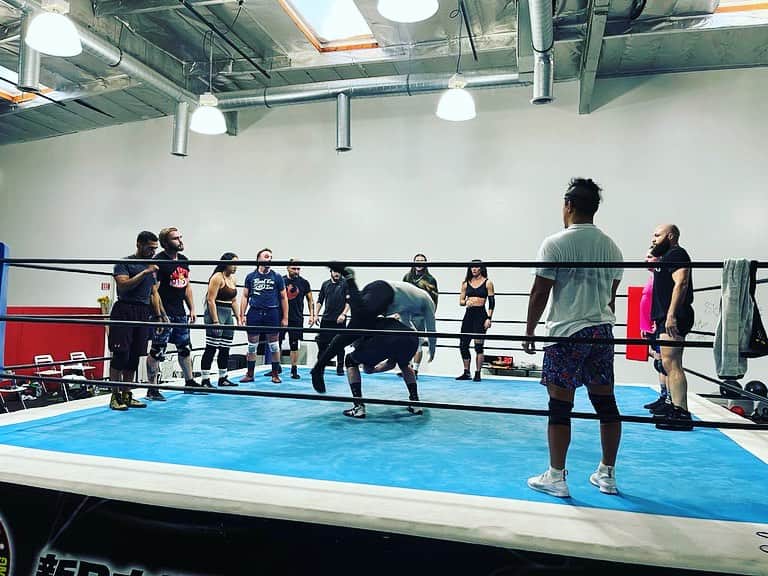 KUSHIDAさんのインスタグラム写真 - (KUSHIDAInstagram)「Coach Day. Road to master... First step is PLAY. 2nd step is MAKE a foundation for EVERYTHING.  Takedowns, Basic wrestling tackle, Pro wrestling has a lot to do.」8月4日 14時57分 - kushida_ts