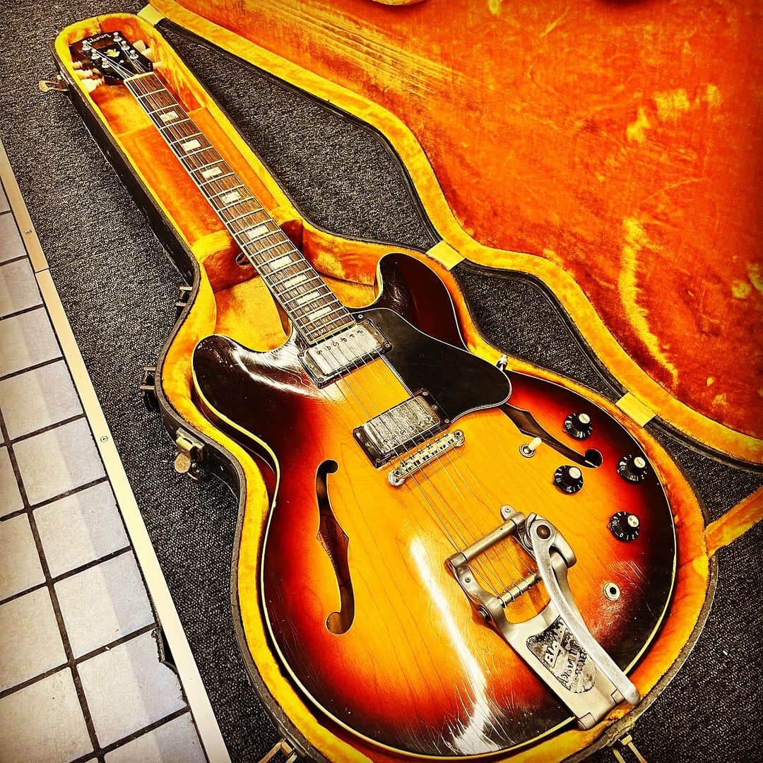 浅田信一のインスタグラム：「オモテックにてメンテ。 1968年製Gibson ES-335。 最近あまり出番ないけど。  #vintageguitar  #vintageguitars #es335 #Gibsones335」