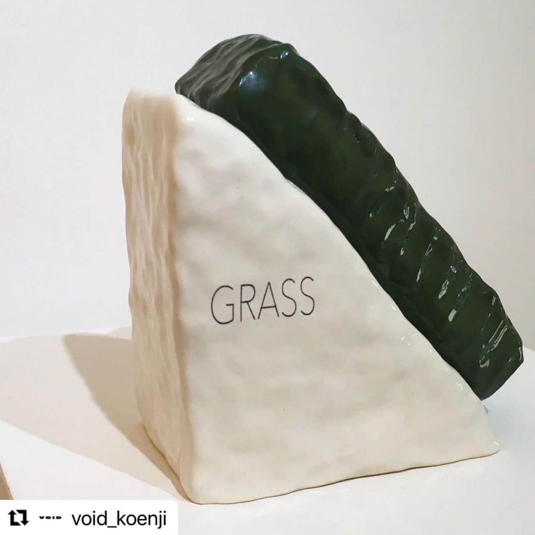 朝倉世界一のインスタグラム：「本日も開催中です🌱🪑  Repost  @void_koenji  ・・・ 朝倉世界一＆DAISAK 二人展 『新しいリビングへの提案 〜for living new life』  8/4(金)オープンしました。20時まで営業いたします。 @askura1 @daisak_xxl   本日は、DAISAKさんの二等辺三角形のオブジェをご紹介。陶器の持つなめらかな魅力をギャラリーでご覧ください。  #朝倉世界一 #DAISAK #japaneseillustration #陶器 #陶芸 #ceramics #漫画 #manga #高円寺VOID」
