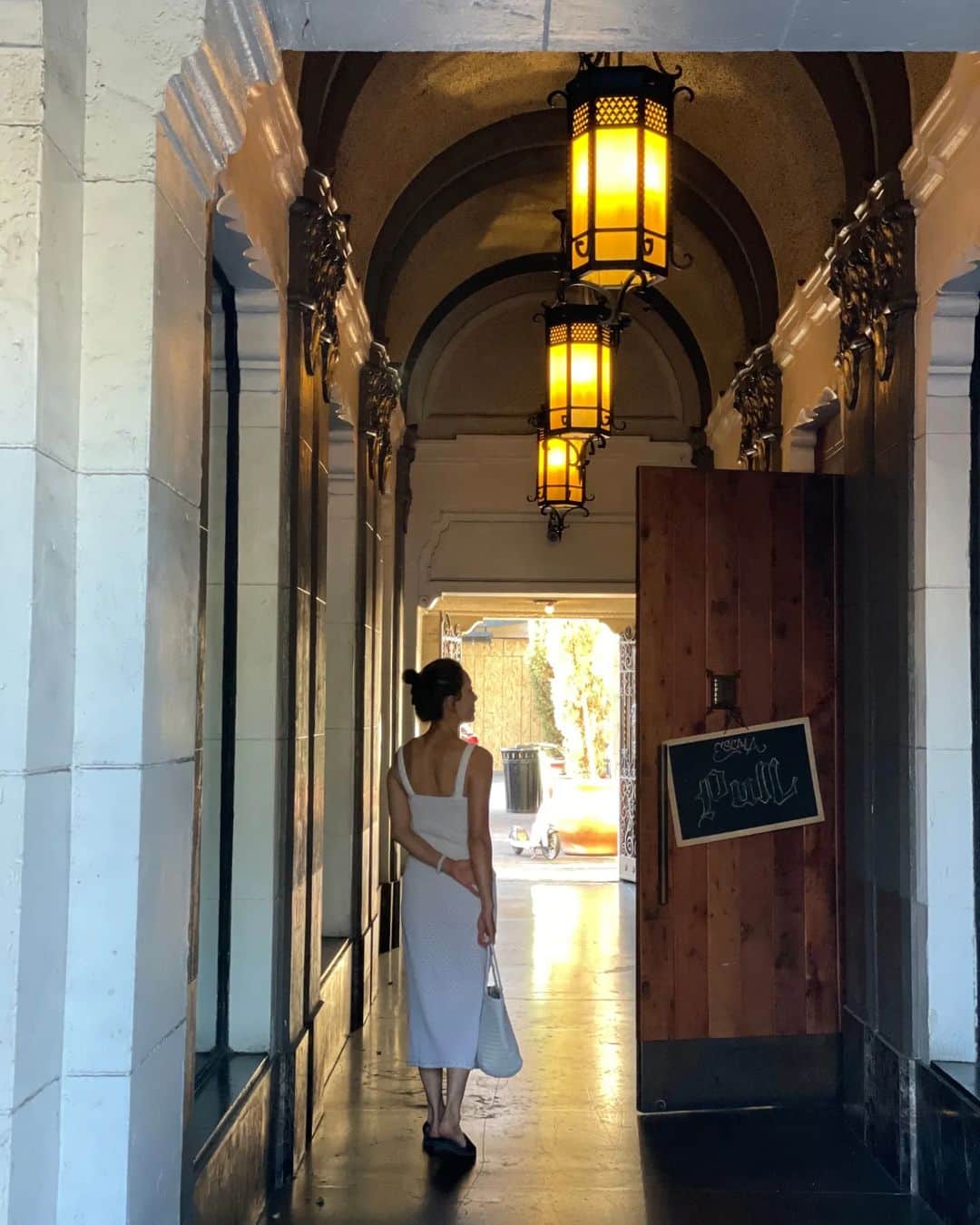 イ・アヒョンのインスタグラム：「Chanel one piece, dragonfly bag, and nike 쓰레빠.... #dtla#배불러서」