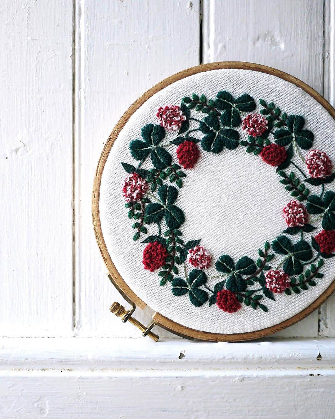 樋口愉美子のインスタグラム：「. Red clover wreath  #樋口愉美子の刺繍時間  #embroidery #stitching #handmade #flowerpattern #yumikohiguchi  #broderie #bordado #вышивка #자수 #needlework #linen #embroideryArt #pattern #leafs #handembroidery #contemporaryembroidery #樋口愉美子 #刺繍 #刺しゅう #手芸 #手仕事 #アカツメクサ #ムラサキツメクサ #リネン」