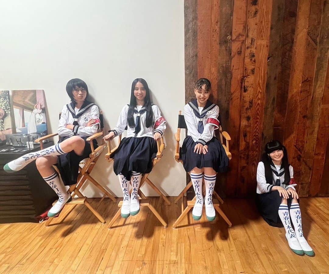 新しい学校のリーダーズのインスタグラム：「🪑🪑🪑🪹」
