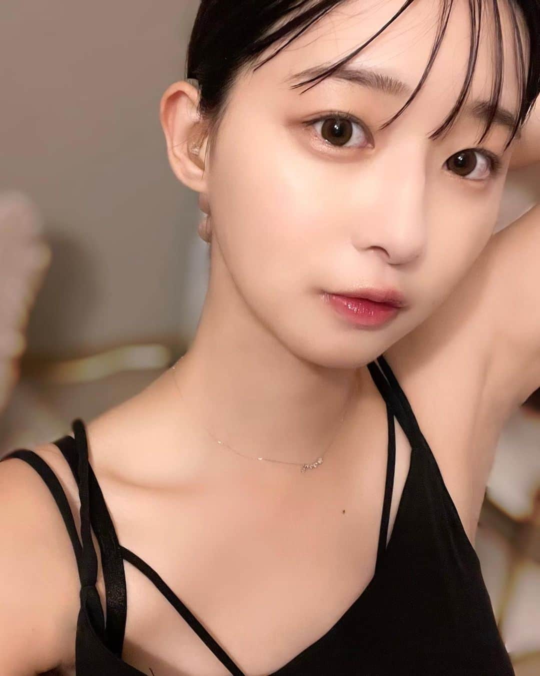 我妻ゆりかのインスタグラム：「ドアップ！  どうですか…？  前髪伸ばすか切るか迷ってます💭 皆はどっち派ですか？？？👀  #데일리 #좋아요 #일본 #셀피 #selca #selfie #グラビア #グラビアアイドル #アイドル」