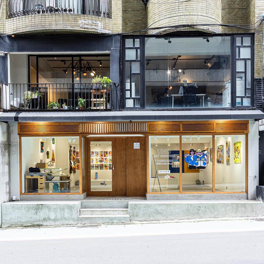 のインスタグラム：「UND ART EXHIBITION  『TAIWAUND』  8.4（Fri.）-8.20（Sun.）  at THE LITTLE HUT in TAIWAN  .  〈BEAMS T〉が海外進出企画の第2弾として、長くリレーションシップを築き、オリジナル無地Tシャツのアーティストコラボレーションへの参加も記憶に新しい、SHINKNOWNSUKEとFACEによるアートユニット『UND』とタッグを組みアートエキシビジョンを、8月4日（金）から20日（日）まで開催します。  〈BEAMS〉の台湾出店10周年、そしてアーティストFACEが台湾にルーツを持つことから実現した今回のグローバルプロジェクトは、台湾・香港・日本などのメンバーで構成された国際的アートユニット〈THE LITTLE HUT〉が展開する台湾のローカルギャラリーに『UND』のアートショーをインストールします。  ギャラリーでは、1枚の紙をしりとりのように互いがやり取りしながら即興的に絵を描き上げる“Paper Chase”、ダンボール素材を重ね合わた“Crash Test”、立体作品の“Imagine”という、『UND』のシグネチャーアートの作品群を展示・販売に加え、Tシャツやスウェット、バンダナなどをラインナップしたマーチャンダイズコレクションを同時リリース。  また、関連商品を購入されたお客様には、トートバッグに彼らのイラストをシルクスクリーンプリントで施すライブアクトを行い、ノベルティとして差し上げます。  なお、日本国内では8月18日（金）より日本限定のナルゲンボトル含むマーチャンダイズを販売します。  お近くの際には是非、お立ち寄りください！  ※ノベルティは数に限りがございますので、なくなり次第終了となります。 ※Tシャツは台湾限定、ナルゲンボトルは日本限定の展開となります。 . @undworldtour2016 @shinknownsuke @face_oka @thelittlehutco @beams_t @beams_official #und #shinknownsuke #face #thelittlehut #beamst #taiwaund」