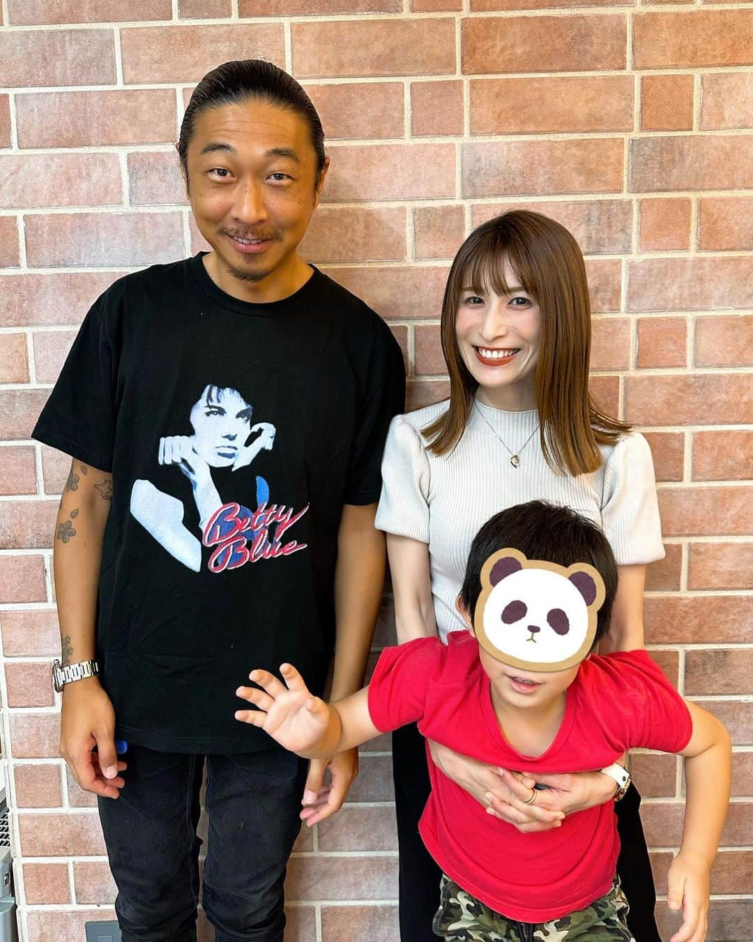 おかもとまりさんのインスタグラム写真 - (おかもとまりInstagram)「ママをロングヘアにさせたい息子に監視されながら @urealmginza へ✂️  これでも6cm cutしました✌️  切りたい願望が強すぎて近々ショートになりそう...だけど息子が止める😂  @hiro.to.to さん息子の相手を優しくしてくださりありがとうございました♡  @meru______o ちゃんいつも極上マッサージありがとう♡」8月4日 15時30分 - okamotomari1213