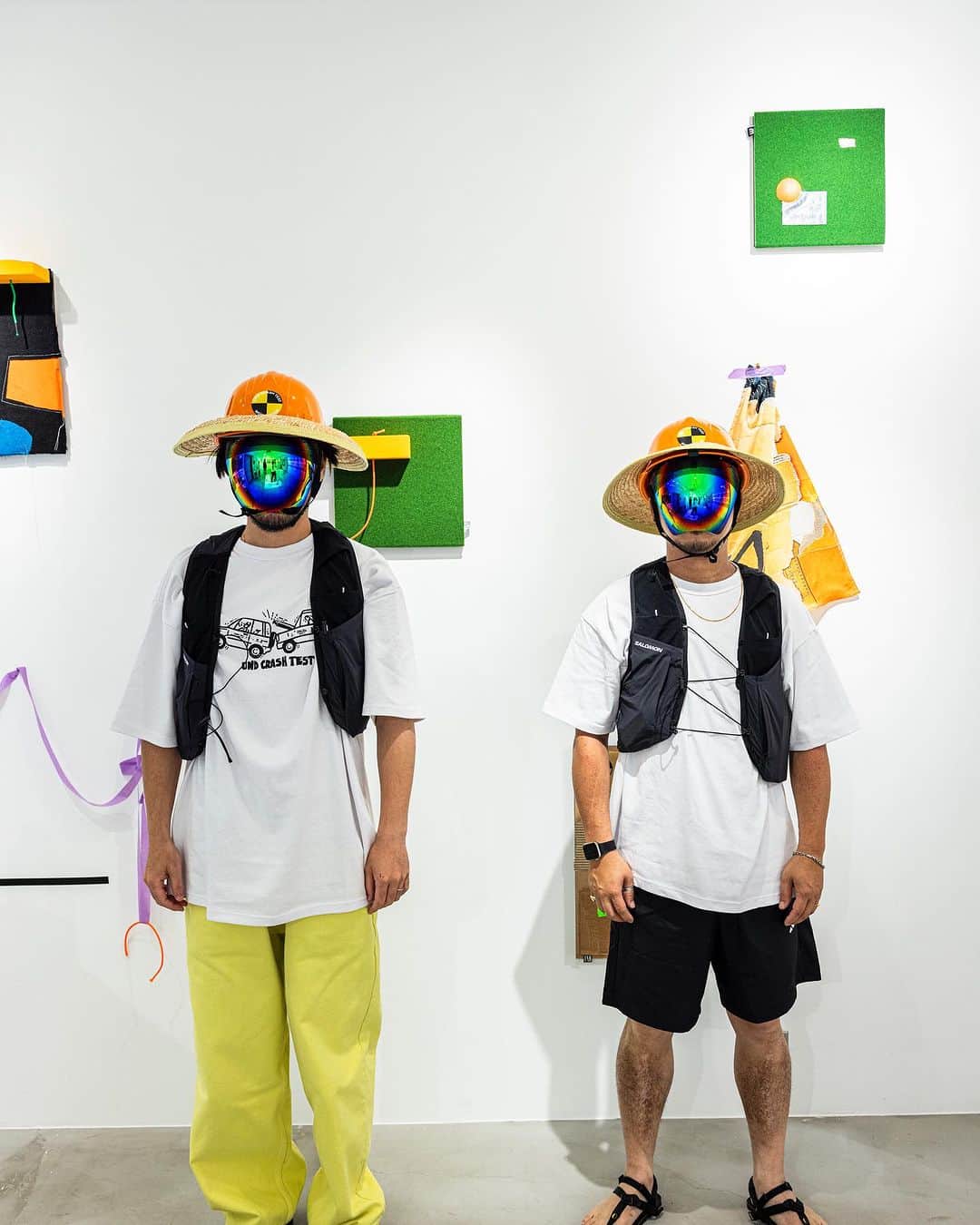 のインスタグラム：「UND ART EXHIBITION  『TAIWAUND』  8.4（Fri.）-8.20（Sun.）  at THE LITTLE HUT in TAIWAN  .  〈BEAMS T〉が海外進出企画の第2弾として、長くリレーションシップを築き、オリジナル無地Tシャツのアーティストコラボレーションへの参加も記憶に新しい、SHINKNOWNSUKEとFACEによるアートユニット『UND』とタッグを組みアートエキシビジョンを、8月4日（金）から20日（日）まで開催します。  〈BEAMS〉の台湾出店10周年、そしてアーティストFACEが台湾にルーツを持つことから実現した今回のグローバルプロジェクトは、台湾・香港・日本などのメンバーで構成された国際的アートユニット〈THE LITTLE HUT〉が展開する台湾のローカルギャラリーに『UND』のアートショーをインストールします。  ギャラリーでは、1枚の紙をしりとりのように互いがやり取りしながら即興的に絵を描き上げる“Paper Chase”、ダンボール素材を重ね合わた“Crash Test”、立体作品の“Imagine”という、『UND』のシグネチャーアートの作品群を展示・販売に加え、Tシャツやスウェット、バンダナなどをラインナップしたマーチャンダイズコレクションを同時リリース。  また、関連商品を購入されたお客様には、トートバッグに彼らのイラストをシルクスクリーンプリントで施すライブアクトを行い、ノベルティとして差し上げます。  なお、日本国内では8月18日（金）より日本限定のナルゲンボトル含むマーチャンダイズを販売します。  お近くの際には是非、お立ち寄りください！  ※ノベルティは数に限りがございますので、なくなり次第終了となります。 ※Tシャツは台湾限定、ナルゲンボトルは日本限定の展開となります。 . @undworldtour2016 @shinknownsuke @face_oka @thelittlehutco @beams_t @beams_official #und #shinknownsuke #face #thelittlehut #beamst #taiwaund」