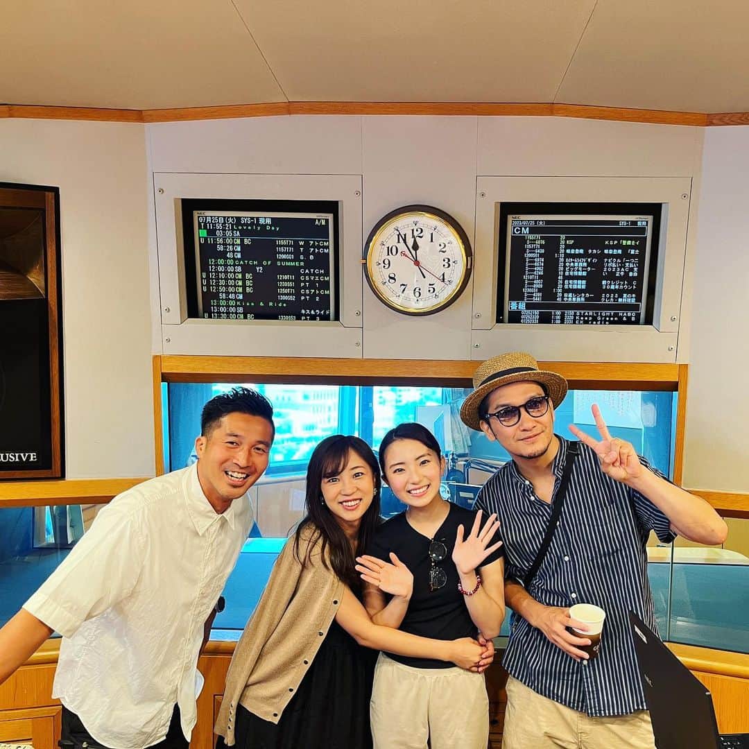 柴田聡のインスタグラム：「気付いたら 1週間以上、インスタ ストーリー投稿のみだったー、、  先週はFヨコ、 夏のスペシャルプログラム 「住宅情報館presents CATCH OF SUMMER」を 若手ホープ飛香まいさんとお届け♪  もはや親子なみの歳の差、、w 20歳とは思えない完成された 喋りにとにかく感心させられました。。  せっかくなので、 その後のKiss & Rideのお二人と 一緒に一枚。  もう夏の旅行中の 家族写真でしかなかった、、」