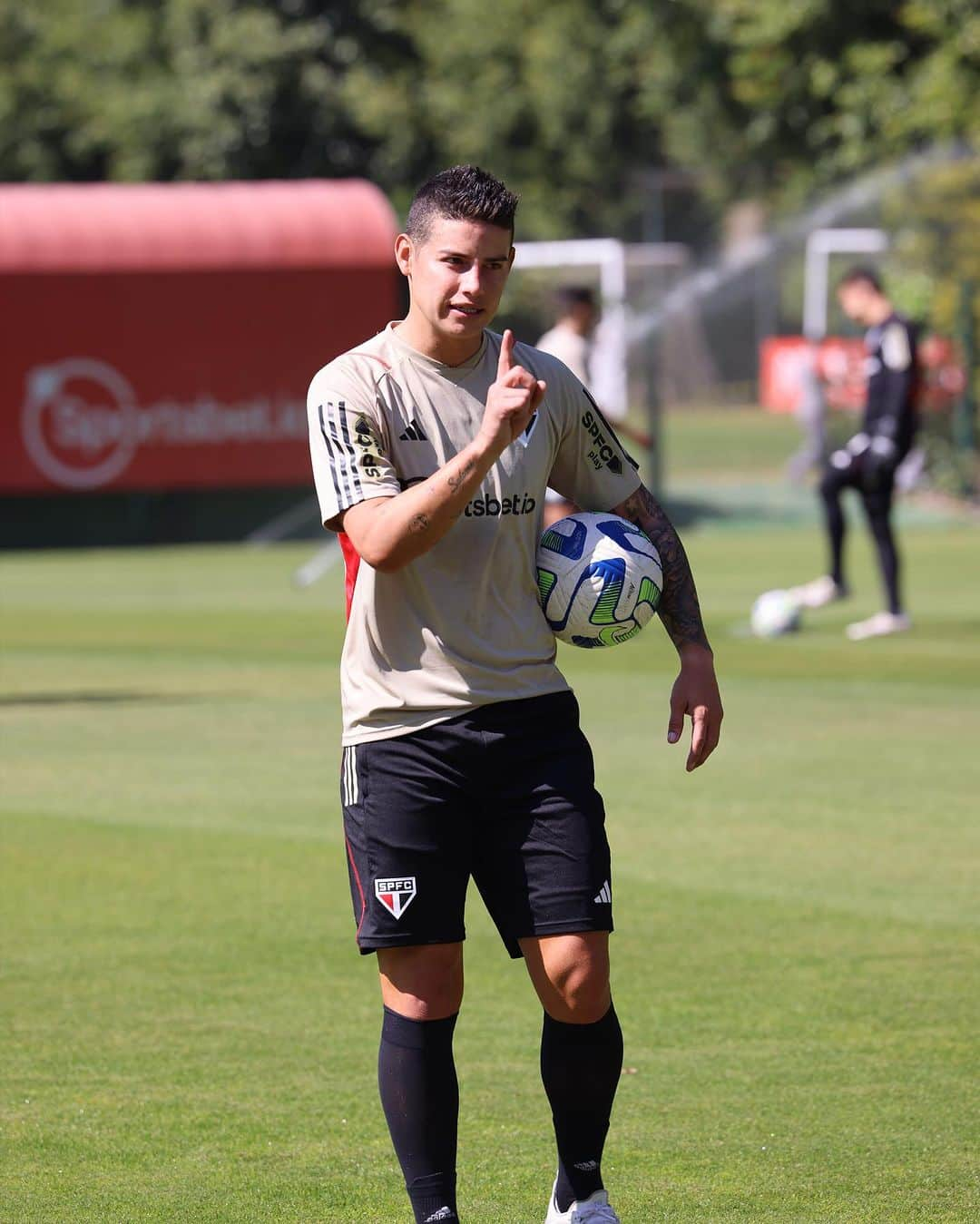 ハメス・ロドリゲスさんのインスタグラム写真 - (ハメス・ロドリゲスInstagram)「Mais um dia de muito trabalho. 👌🏼」8月5日 2時23分 - jamesrodriguez10