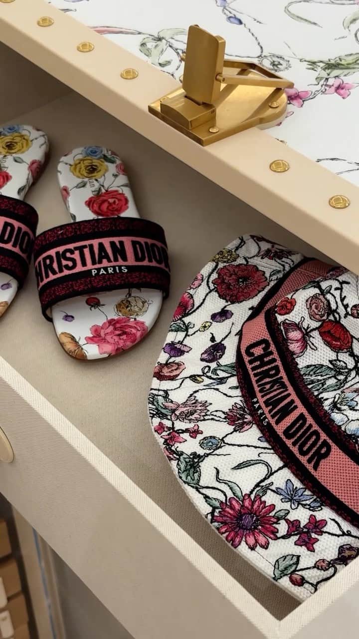 Harrodsのインスタグラム：「#Dior’s pop-up gift shop is a true treasure trove, filled with sought-after styles in the floral Florilegio print. Find it in the Crescent Windows on the Ground Floor now.  #Harrods #HarrodsFashion」