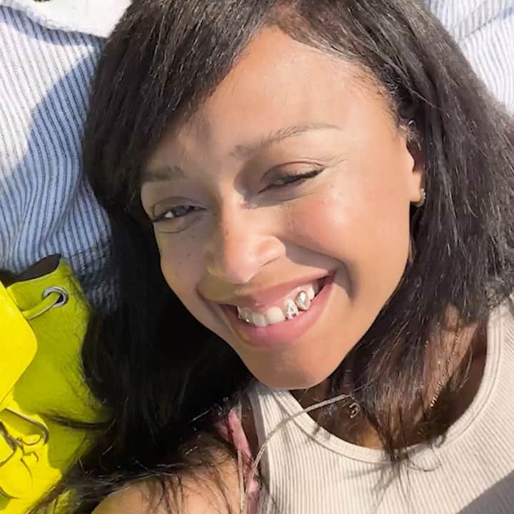 コーチのインスタグラム：「Smile as bright as the new Neon Collection? Say less (and shop the looks at #CoachOutlet).    Director: @mayachkamargolina Photographer: @matthewyoscary」