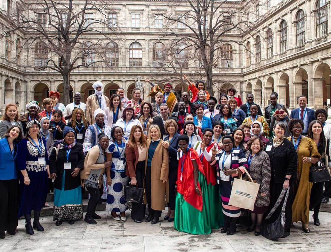 クリスティン・ベルのインスタグラム：「“Women are working across the globe to respond to crises and build a more peaceful future for all,” explains @kristenanniebell. The actor and activist is pictured here in Vienna, #Austria, with partners of the #UnitedNations Women’s Peace & Humanitarian Fund (@wphfund).  “It is local women activists who are the engines of progress and peace in their communities, and they deserve more support. We must invest in women to invest in peace.”  The @wphfund Global Advocate recently joined our SDG Circle of Supporters to help accelerate progress towards achieving the #GlobalGoals, our blueprint for a better, more just and sustainable world for all.  From raising awareness about inequalities to speaking up for women’s rights or volunteering in our communities, all of us can #ActNow to help build a better future for everyone, everywhere.  📸: WPHF/ Emilie Foudelman (2020)  #InvestInWomen」