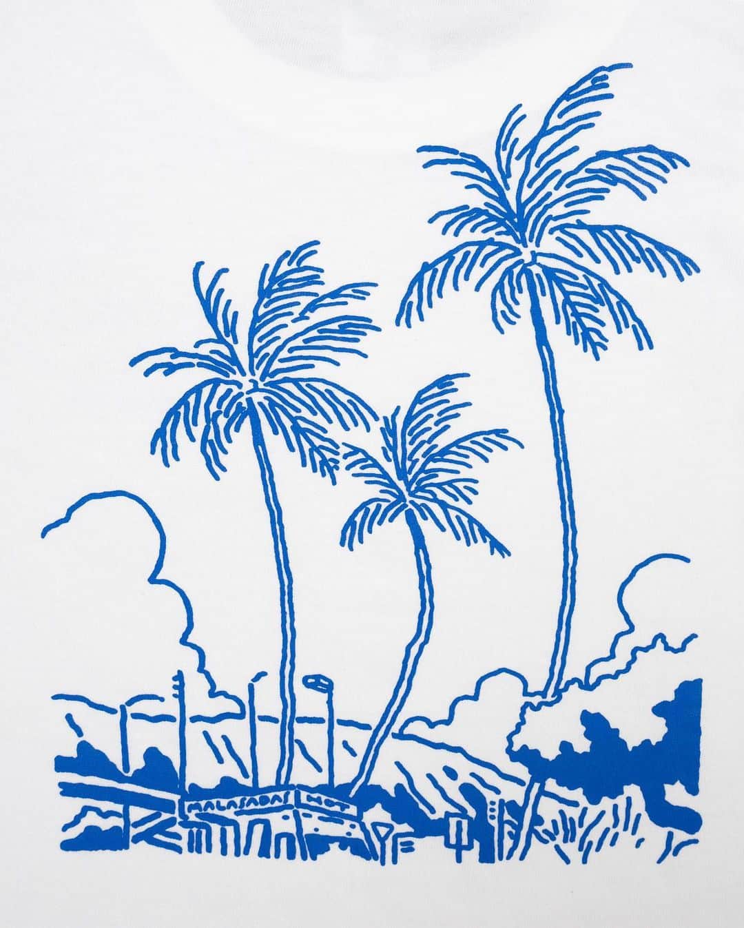サイトウジュンさんのインスタグラム写真 - (サイトウジュンInstagram)「Tシャツ作りました。  Tropical Vibes Study Group "Landscape" Tee  トロピカル・バイブス・研究会「風景」Tee。  トロピカル・バイブスとは？を自主的に研究する会の、風景、あるいはヌケについて、など。  明日8/5の正午発売予定 @catchofthedaystore にて。 （リンクはこちらのアカウントから。またストーリーズにもアップします）  大ファンのアオケンくん @ken05_aoki にNiceヌケな絵と字を書いていただき、Teeマスターのヨダくん @letterpacklight に天の声をしていただき、完成です。ボディはAmerican Apparel 6oz（exアルスタイル）で、サイズはM、L、XL、2XL。キッズサイズもあります。110、130（こちらは間違いなしのPrint Star）。可愛いです。  ノってきたら、T&Tで別注カラーとか、妄想中〜☺️  ひとまずこの夏のお供にご検討いただけたら幸いです。明日チェックしてみてくださいませ。  よろしくお願いします〜🌴⛱️😎🤙  Powered by @kakubarhythm_official」8月5日 1時07分 - jxjxysig