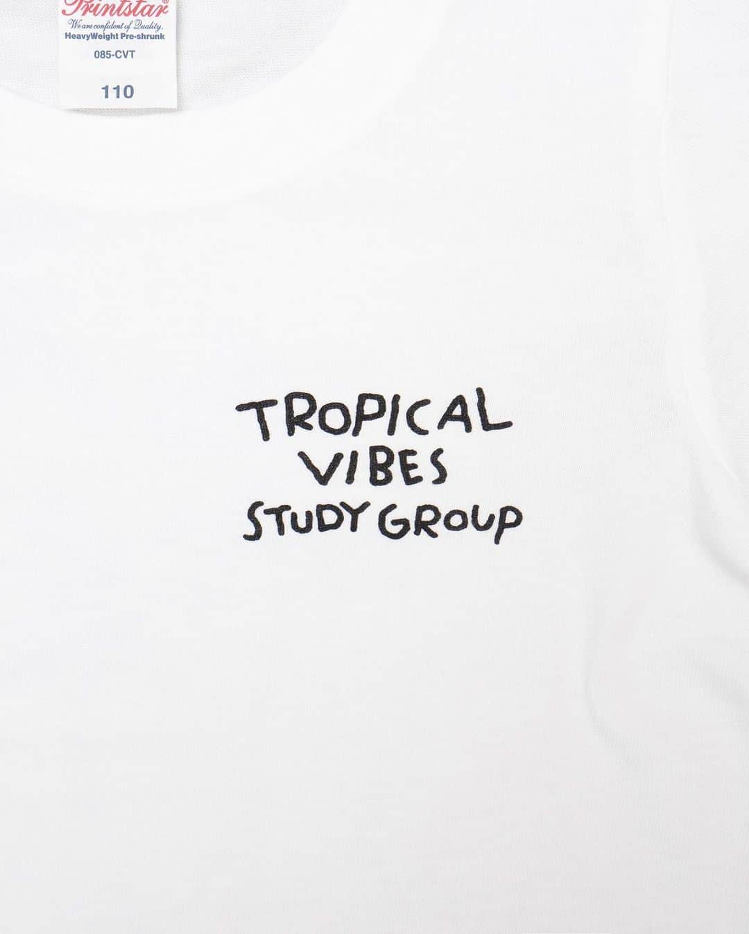 サイトウジュンさんのインスタグラム写真 - (サイトウジュンInstagram)「Tシャツ作りました。  Tropical Vibes Study Group "Landscape" Tee  トロピカル・バイブス・研究会「風景」Tee。  トロピカル・バイブスとは？を自主的に研究する会の、風景、あるいはヌケについて、など。  明日8/5の正午発売予定 @catchofthedaystore にて。 （リンクはこちらのアカウントから。またストーリーズにもアップします）  大ファンのアオケンくん @ken05_aoki にNiceヌケな絵と字を書いていただき、Teeマスターのヨダくん @letterpacklight に天の声をしていただき、完成です。ボディはAmerican Apparel 6oz（exアルスタイル）で、サイズはM、L、XL、2XL。キッズサイズもあります。110、130（こちらは間違いなしのPrint Star）。可愛いです。  ノってきたら、T&Tで別注カラーとか、妄想中〜☺️  ひとまずこの夏のお供にご検討いただけたら幸いです。明日チェックしてみてくださいませ。  よろしくお願いします〜🌴⛱️😎🤙  Powered by @kakubarhythm_official」8月5日 1時07分 - jxjxysig