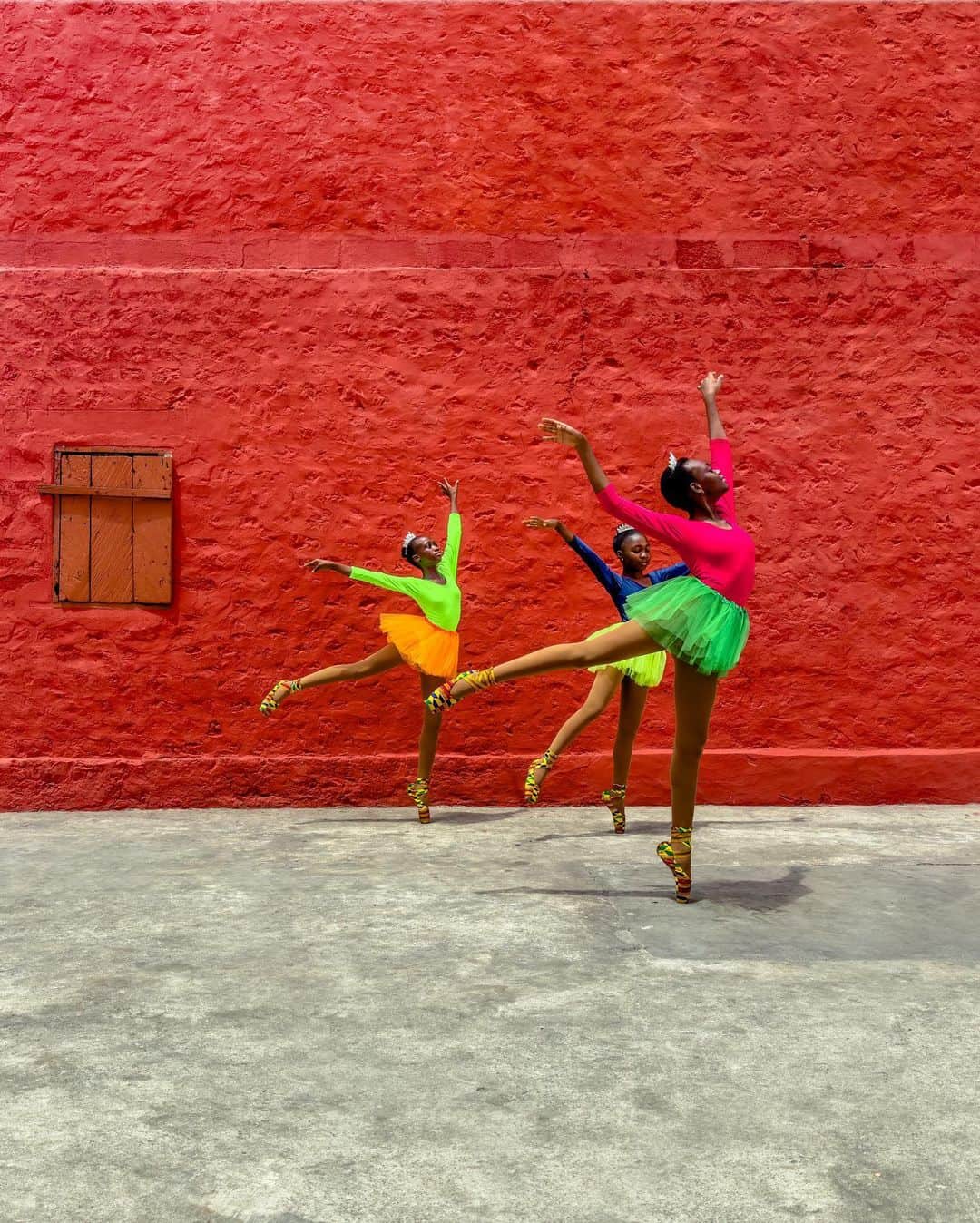 appleさんのインスタグラム写真 - (appleInstagram)「Commissioned by Apple. The energy, the motion, the passion, there’s nothing quite like dance. Captured across four continents, each movement moves the world.   Dance! #ShotoniPhone by Tess A. @tessayano and David A. @cozyshrt」8月5日 1時06分 - apple