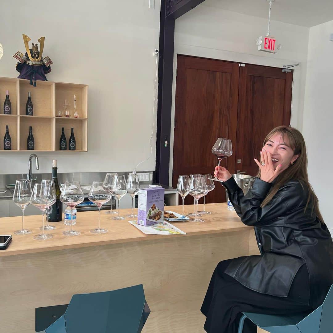 新山千春さんのインスタグラム写真 - (新山千春Instagram)「. #berkeley にある ワイナリー！🍷  @noriawines.jp が 今日オープンします！！  こちらのワインを作られていて ワイナリーのオーナーでもある Noriさんに ワインができるまでの ストーリーを楽しく教えてもらいながら ご一緒させていただきました🍷  （Noriさんを紹介してくれたのも サンフランシスコの素敵な場所を 毎回教えてくれる友達に感謝✨）  口に含んだ瞬間から幸せな気持ちなれる ワインです。  ソーヴィニヨンは 日本酒の大吟醸をモデルに つくられたそうです✨  ✈️ファーストクラスに 置いてあることもあるみたい。  9月の収穫の時期に またサンフランシスコに 行けますよーに💜  #noriawines  #California #californiawine  好き🩵 #新山千春 #バークレー #wine」8月5日 1時06分 - chiharuuu_0114