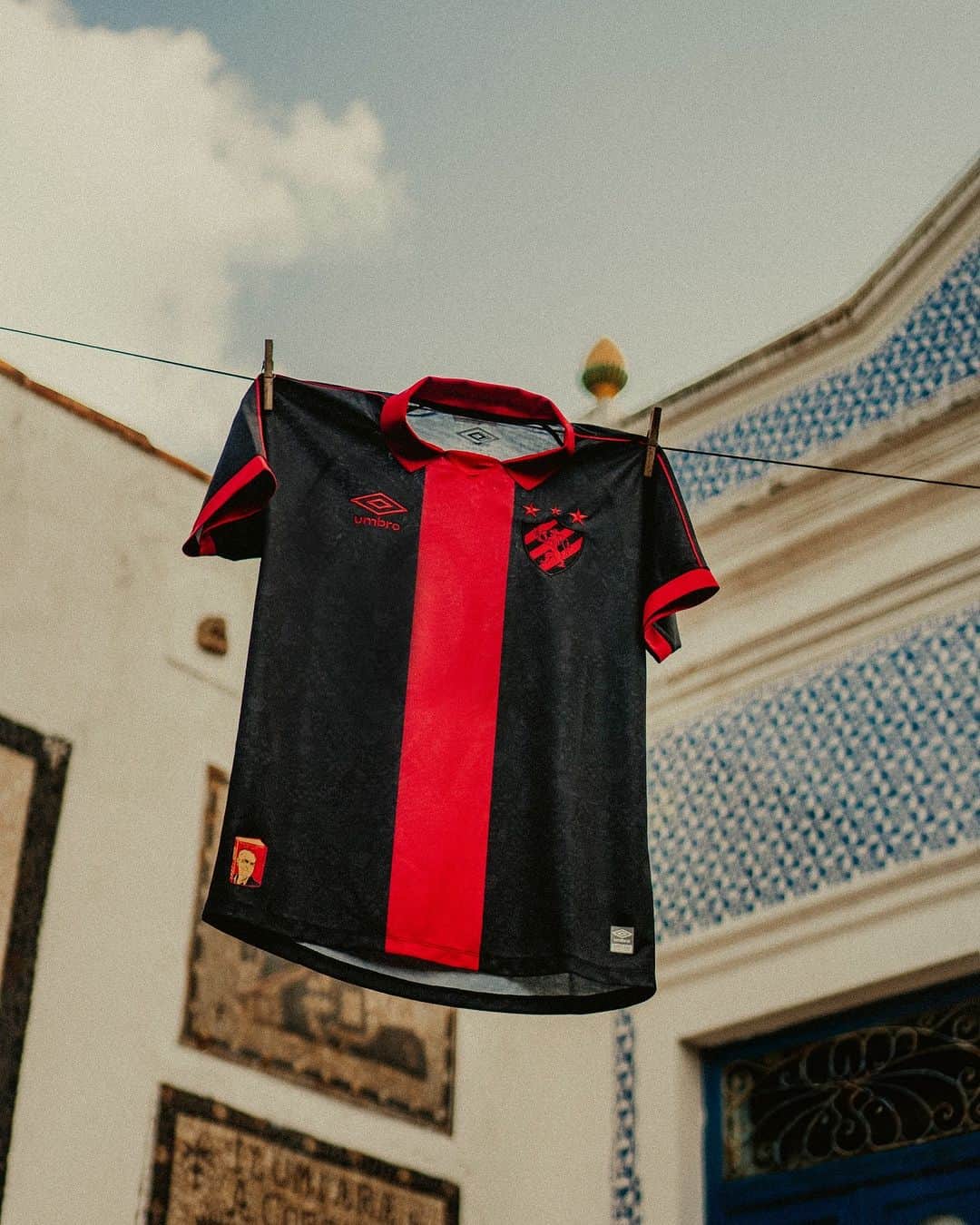 UMBROさんのインスタグラム写真 - (UMBROInstagram)「Presenting the @sportrecife 23/24 Third jersey.  A tribute to one of Brazil’s greatest names in literature and culture, Ariano Suassuna and his signature style ⚫️🔴.  Available via umbro.com.br now.  #umbro #sportfino #recife #thisisourgame」8月5日 0時59分 - umbro