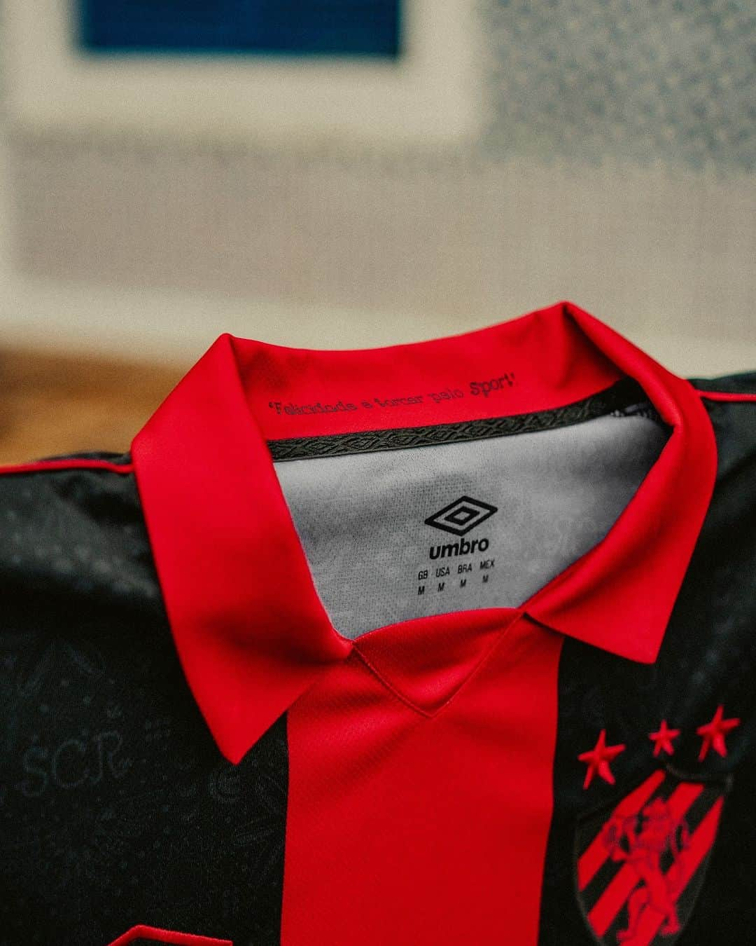 UMBROさんのインスタグラム写真 - (UMBROInstagram)「Presenting the @sportrecife 23/24 Third jersey.  A tribute to one of Brazil’s greatest names in literature and culture, Ariano Suassuna and his signature style ⚫️🔴.  Available via umbro.com.br now.  #umbro #sportfino #recife #thisisourgame」8月5日 0時59分 - umbro