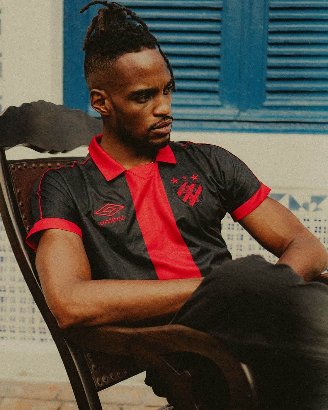 UMBROさんのインスタグラム写真 - (UMBROInstagram)「Presenting the @sportrecife 23/24 Third jersey.  A tribute to one of Brazil’s greatest names in literature and culture, Ariano Suassuna and his signature style ⚫️🔴.  Available via umbro.com.br now.  #umbro #sportfino #recife #thisisourgame」8月5日 0時59分 - umbro