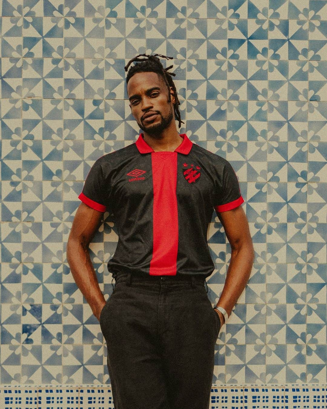 UMBROのインスタグラム：「Presenting the @sportrecife 23/24 Third jersey.  A tribute to one of Brazil’s greatest names in literature and culture, Ariano Suassuna and his signature style ⚫️🔴.  Available via umbro.com.br now.  #umbro #sportfino #recife #thisisourgame」