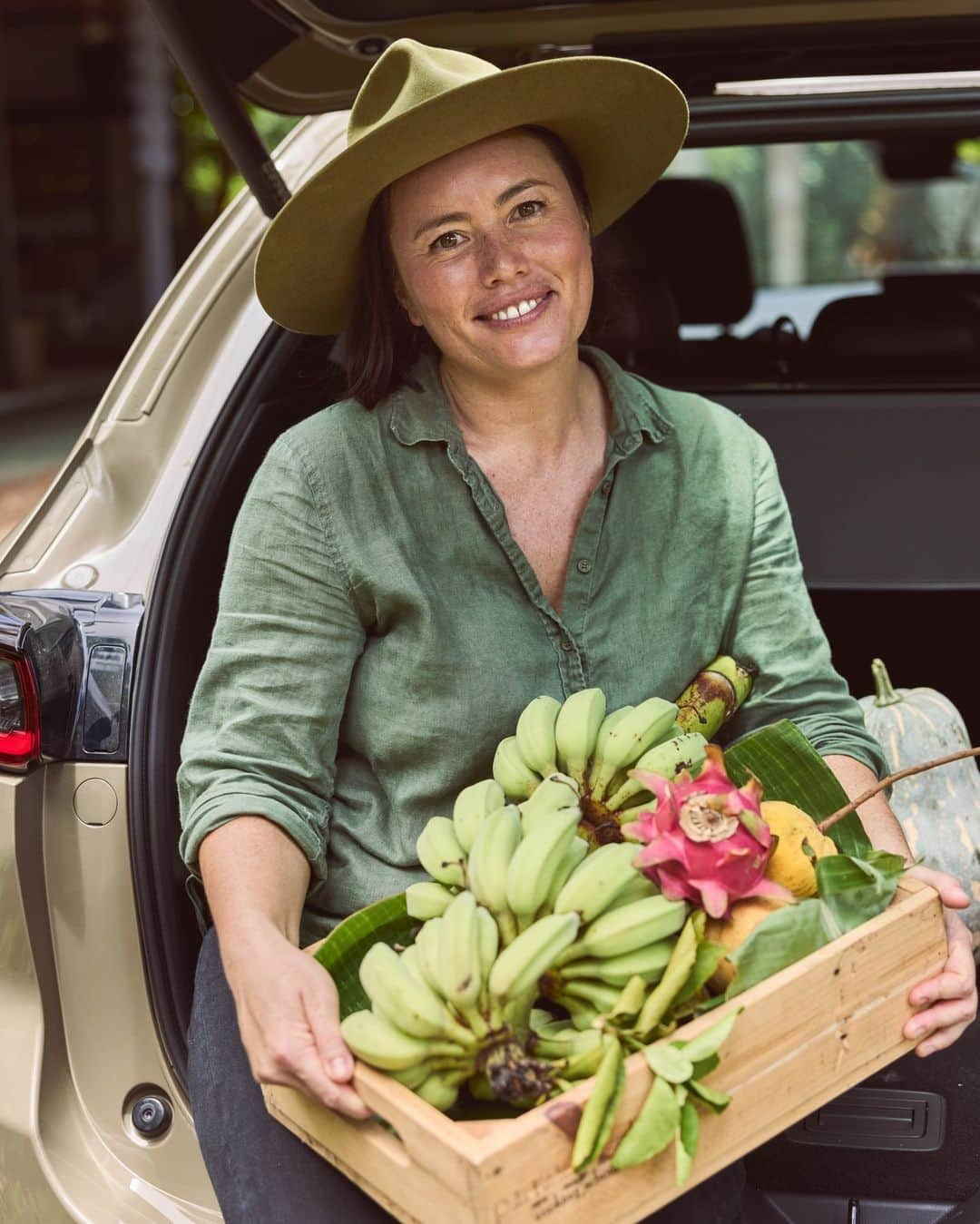 MAZDA Canadaさんのインスタグラム写真 - (MAZDA CanadaInstagram)「In Australia’s Far North Queensland, environmentalism is a hot topic. Thought-leaders such as chef Rachael Boon at @oaks_kitchen_and_garden, organic fashion designer @leahkellybydesign and ethnobotanical garden owners Alan and Susan Carle (@thebotanicalark) are pushing the envelope when it comes to sustainable practices in the area. Exploring ‘FNQ’, as it’s known to locals, in a Mazda CX-5, Mazda Stories meets these pioneers making big changes at a grassroots level.   Head to the #MazdaStories link in bio to discover more. #MazdaCanada 🔴 En Australie, dans la région tropicale du Queensland septentrional, l’environnement est au cœur des préoccupations. Des leaders d’opinion comme la chef Rachael Boon de @oaks_kitchen_and_garden, la designer de mode bio @leahkellybydesign et les propriétaires du jardin ethnobotanique (@thebotanicalark) Alan et Susan Carle repoussent les limites en matière de pratiques durables dans la région. À bord d’un Mazda CX-5, Mazda Monde a parcouru le « FNQ » (Far North Queensland), comme l’appellent les habitants de la région, afin de rencontrer ces pionniers qui réalisent de grands changements à l’échelle locale.  Pour en savoir plus, consultez le lien #MazdaMonde dans la bio.​」8月5日 1時00分 - mazdacanada