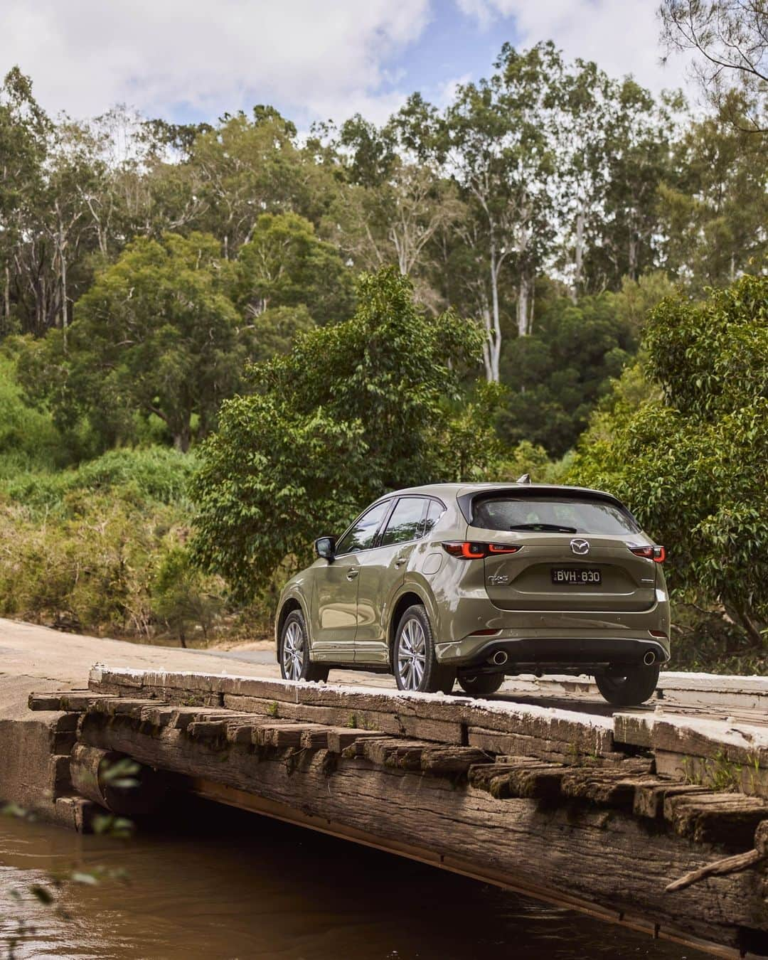 MAZDA Canadaのインスタグラム：「In Australia’s Far North Queensland, environmentalism is a hot topic. Thought-leaders such as chef Rachael Boon at @oaks_kitchen_and_garden, organic fashion designer @leahkellybydesign and ethnobotanical garden owners Alan and Susan Carle (@thebotanicalark) are pushing the envelope when it comes to sustainable practices in the area. Exploring ‘FNQ’, as it’s known to locals, in a Mazda CX-5, Mazda Stories meets these pioneers making big changes at a grassroots level.   Head to the #MazdaStories link in bio to discover more. #MazdaCanada 🔴 En Australie, dans la région tropicale du Queensland septentrional, l’environnement est au cœur des préoccupations. Des leaders d’opinion comme la chef Rachael Boon de @oaks_kitchen_and_garden, la designer de mode bio @leahkellybydesign et les propriétaires du jardin ethnobotanique (@thebotanicalark) Alan et Susan Carle repoussent les limites en matière de pratiques durables dans la région. À bord d’un Mazda CX-5, Mazda Monde a parcouru le « FNQ » (Far North Queensland), comme l’appellent les habitants de la région, afin de rencontrer ces pionniers qui réalisent de grands changements à l’échelle locale.  Pour en savoir plus, consultez le lien #MazdaMonde dans la bio.​」