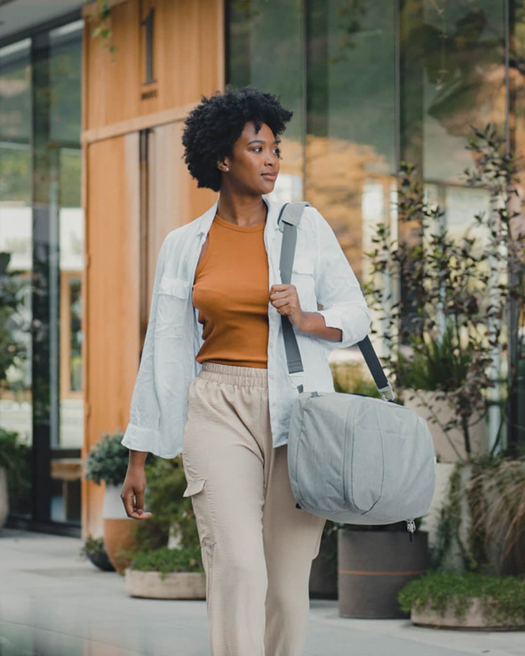 オスプレーのインスタグラム：「Beautifully crafted and designed for day-to-day life, the Osprey Arcane™ Series is ready to load up with the day's necessities to run errands, commute around town or meet up with friends.   Elevate your everyday style - shop all-new Arcane colors now.   #OspreyPacks」