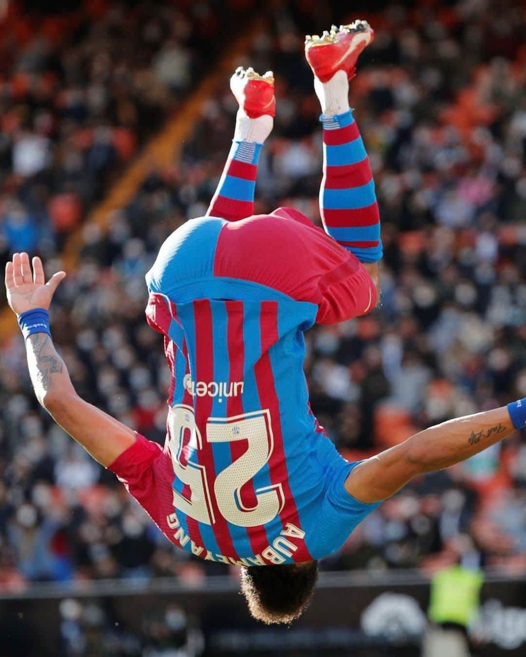 LFPのインスタグラム：「⚽🤸‍♂️ ˙˙˙ꓶⱯOꓨ Ɐ ƎꓤOƆS ꓵO⅄ NƎHM  ⚽🤸‍♂️ ˙˙˙ꓶOꓨ Nꓵ ꓤⱯƆꓤⱯW Ǝꓷ NOIƆⱯSNƎS ⱯSƎ  #LALIGAEASPORTS #LALIGAHistory #LALIGA #Football #Celebrations」