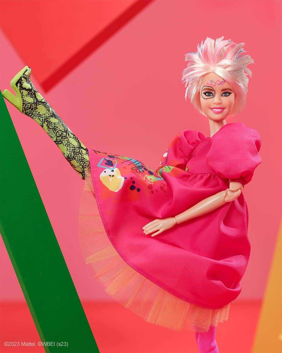バービーさんのインスタグラム写真 - (バービーInstagram)「Time to get weird 🖍️ Inspired by her look in @BarbieTheMovie, Weird #Barbie knows what it’s like to play just a liiiiittle too much! Pre-order your official movie doll by August 18, only at #MattelCreations. #BarbieTheMovie is now playing in theaters.」8月5日 1時03分 - barbie