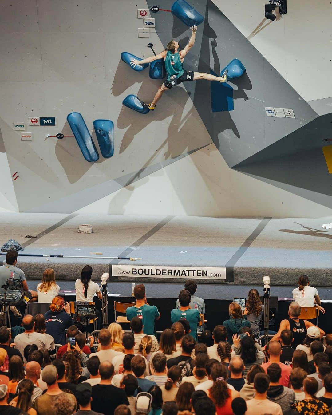 ヤコブ・シューベルトさんのインスタグラム写真 - (ヤコブ・シューベルトInstagram)「World Championships are in full swing. Placed 12th in Bouldering semis today, dropped the top hold of the last boulder twice which would have meant finals 🤦🏻‍♂️ but at least I climbed well in the slab 😅 @nicolaiuznik made it though so time to cheer him on tonight 💪🏻💪🏻💪🏻 Yesterday I won my group in Lead Quali‘s and I can’t wait to climb again on Sunday 🔥 • • Photos by @lenadrapella / @janvirtphotography and @vladek_zumr 🙏 • @mammut_swiss1862 @gloryfy_unbreakable @raiffeisentirol @subaru_austria @lasportivagram @thecrag_worldwide  #ifscwch #bern2023 #bouldering #climbing #athlete」8月5日 1時04分 - jakob.schubert