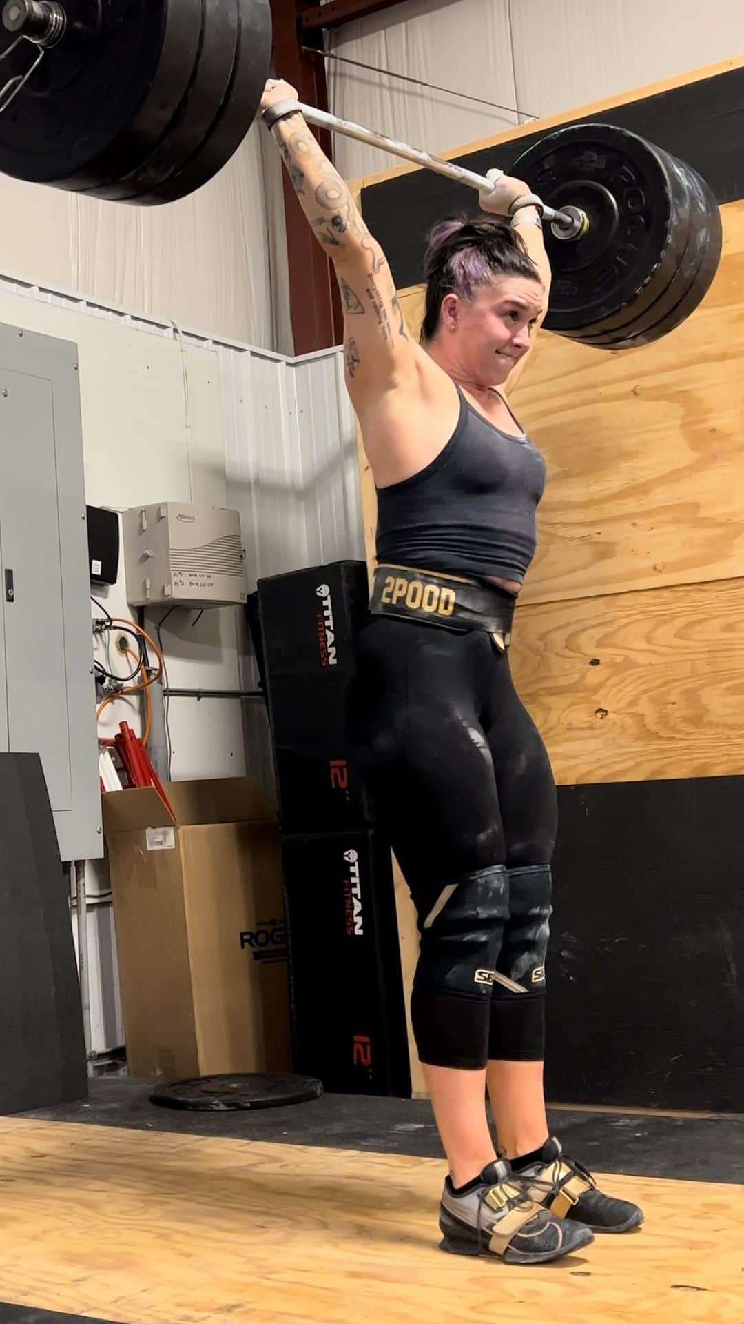 マッティ・ロジャーズのインスタグラム：「What a waste it would be to not CJ(J) 3 plates in the rare case that I’m lifting in pounds 💅🏼   -XO, your friendly neighborhood weightlifter in the corner   137.4k/303lbs CJJ *unless it’s a 35lb bar not 15kg, I actually have no idea*  @roguefitness  @2poodperformance MATTIE10 @sbdapparel   (It does in fact feel like an earthquake bar reracking the fat plates on a womens bar)」