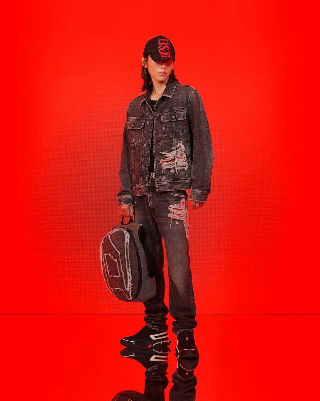 ディーゼルのインスタグラム：「More than one way to send a message.   New logo applications include the Superlogo logo cap, the 1DR-Pod back pack in raw-edge denim and a denim jacket and jeans with slashed details that reveal the Diesel logo on a red lining underneath.    Tap to shop and discover more at the link in bio.    #ForSuccessfulLiving #DieselFW23」