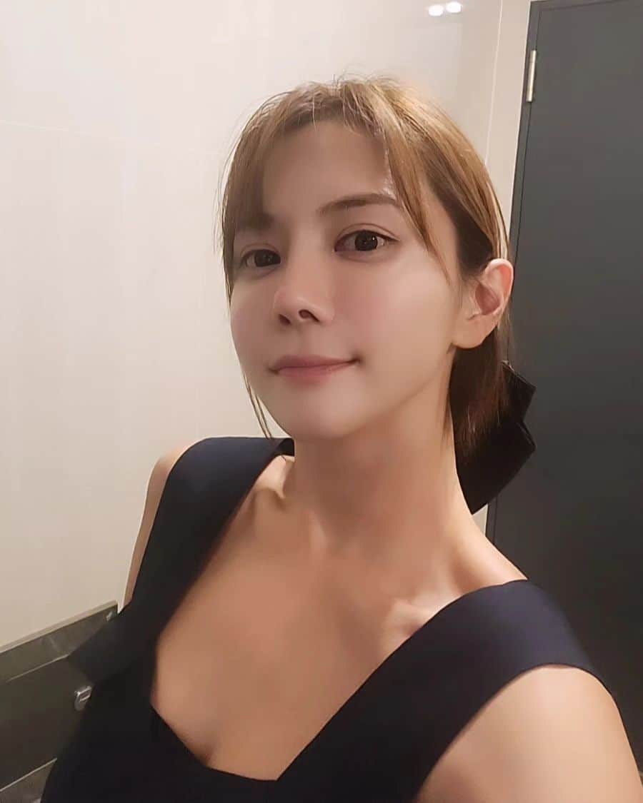 ユ・ハナのインスタグラム：「요즘 대세라는 숙취메이크업  #언더아이블러셔 를  해보았지만,  자꾸 술마시고 왔냐고  이도헌한테 의심받고  후 후 음주측정기 불듯이 이도헌콧구멍에다  몇번을 불었는지😅  크하아 우리집에 경찰이 있어어」